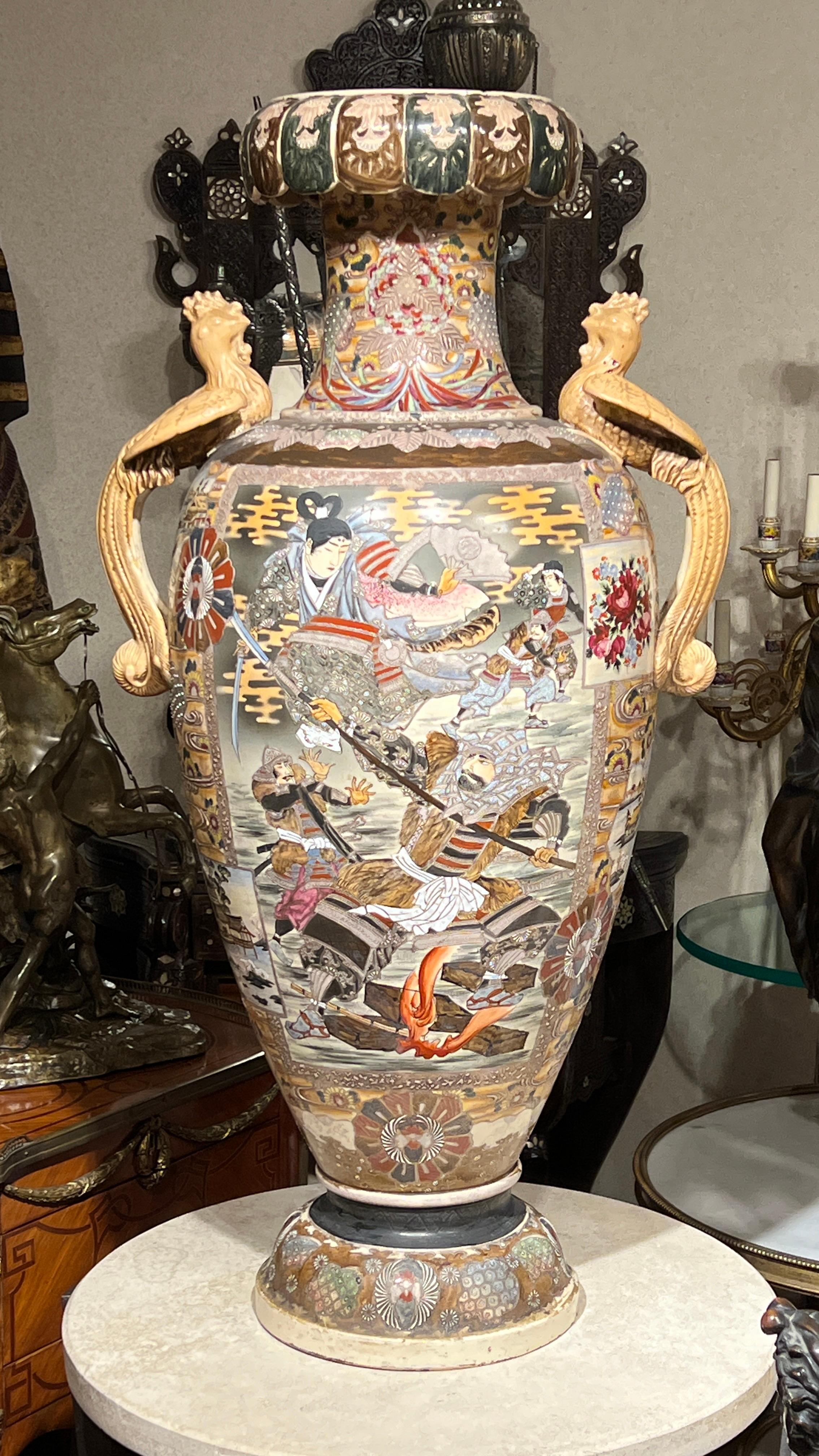 Monumentale japanische Satsuma-Vase aus der japanischen Meiji-Periode von sehr guter Qualität  im Angebot 2