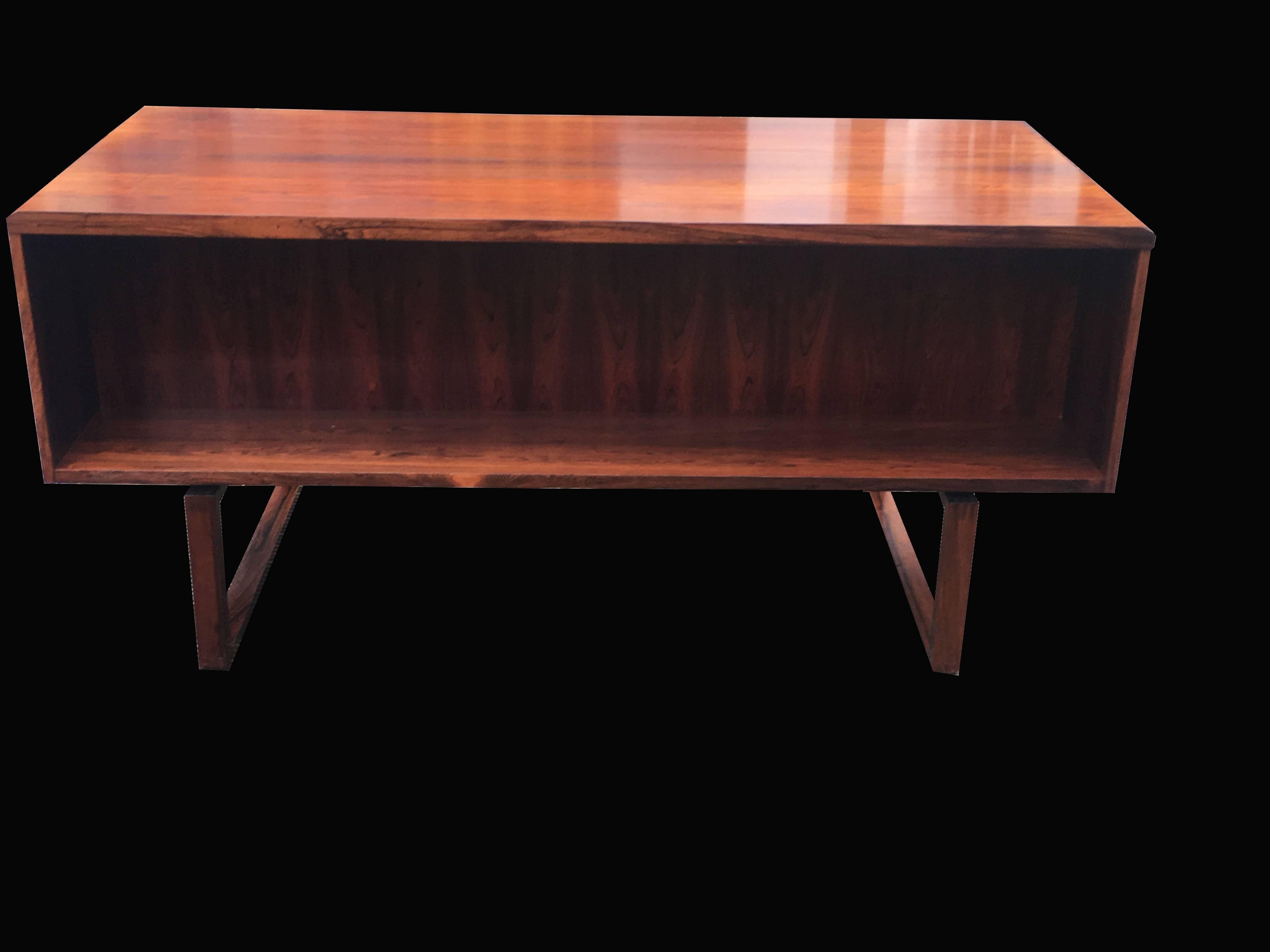 Very Fine Rosewood Midcentury Danish Desk by Henning Jensen and Torben Valeur In Excellent Condition In Little Burstead, Essex