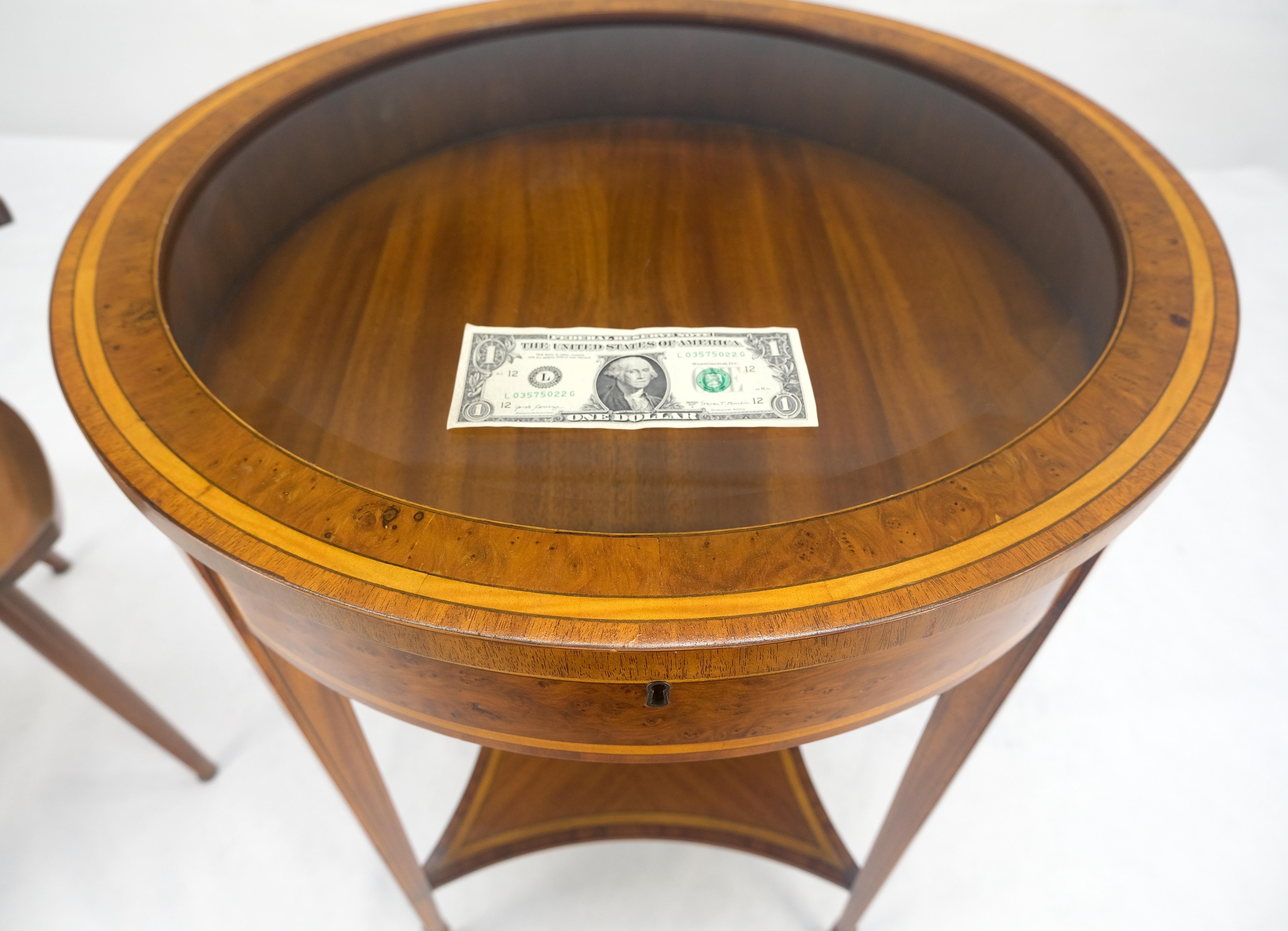 Très belle table de lampe à plateau de verre rond et à vitrine en loupe incrustée Maitland Smith en vente 2