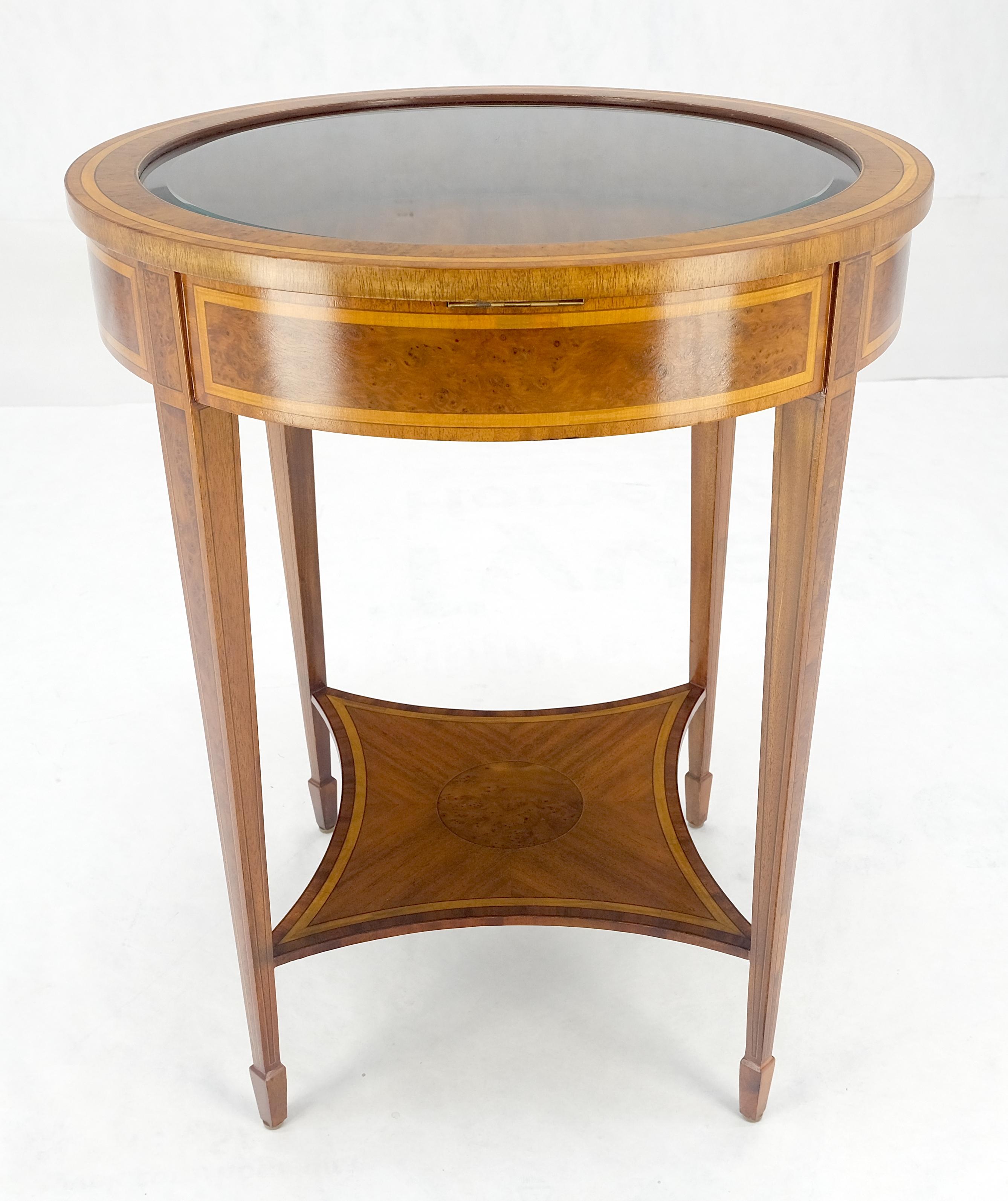 Très belle table de lampe à plateau de verre rond et à vitrine en loupe incrustée Maitland Smith en vente 3