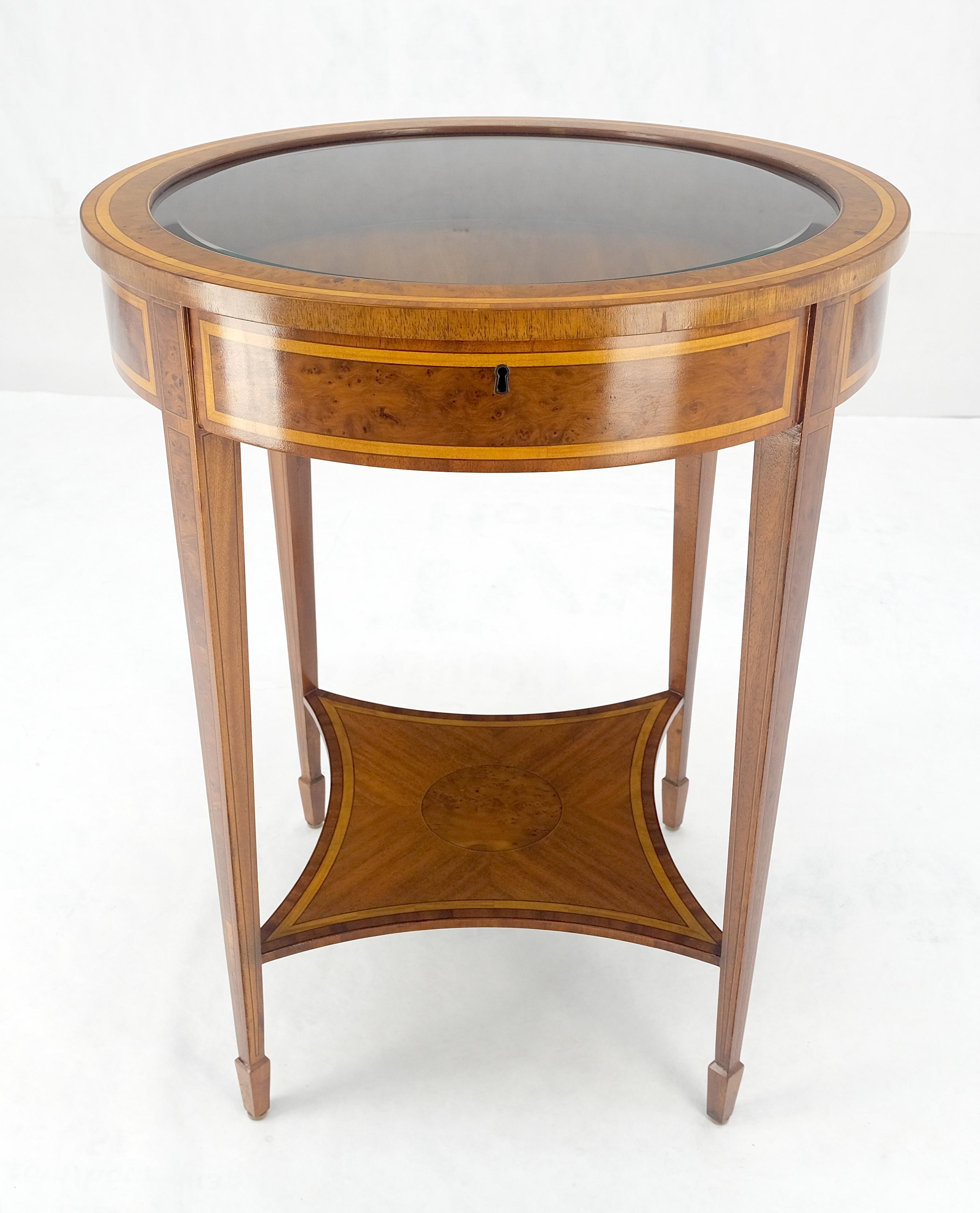Très belle table de lampe à plateau de verre rond et à vitrine en loupe incrustée Maitland-Smith MINT