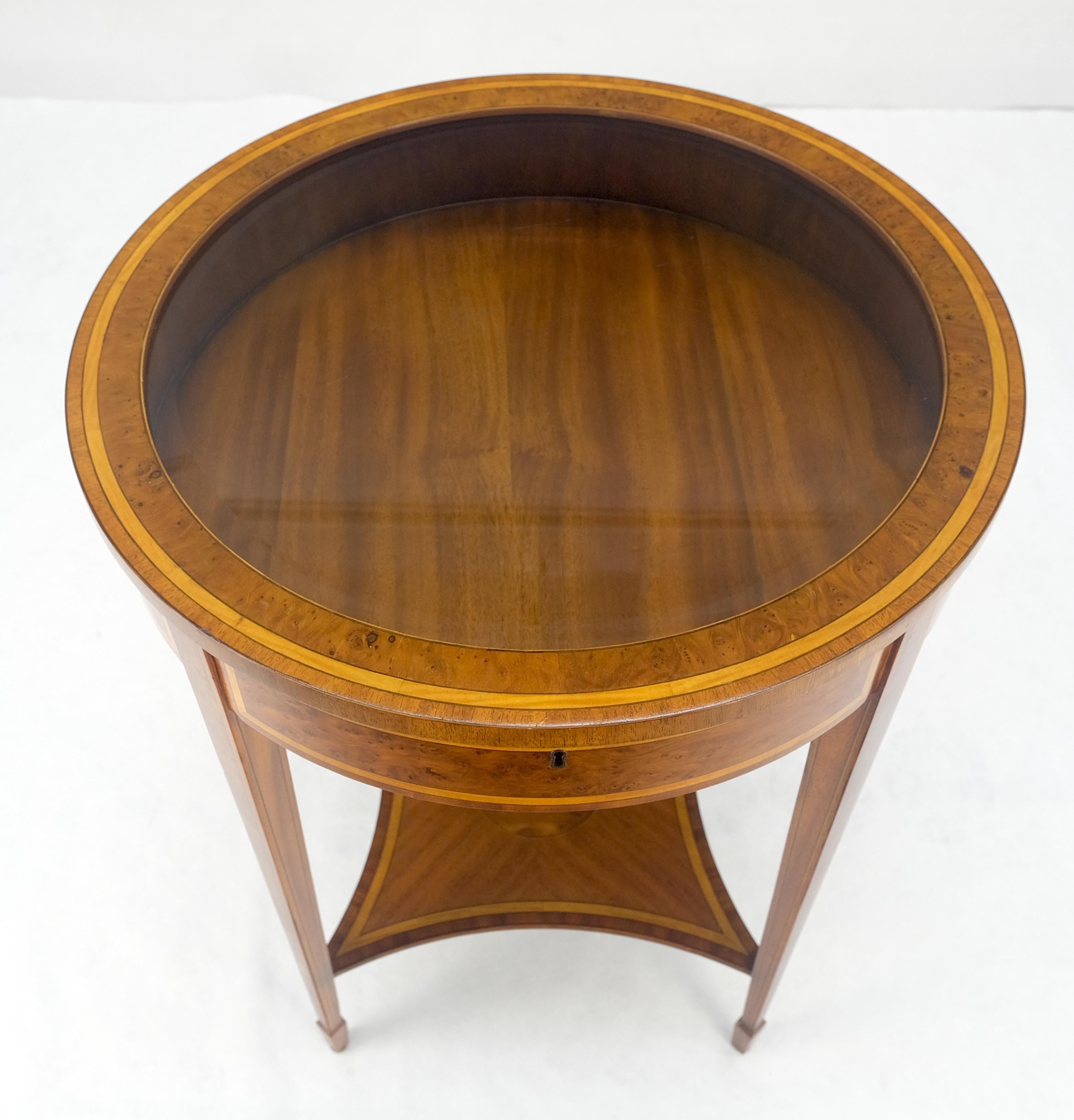 Style Adam Très belle table de lampe à plateau de verre rond et à vitrine en loupe incrustée Maitland Smith en vente