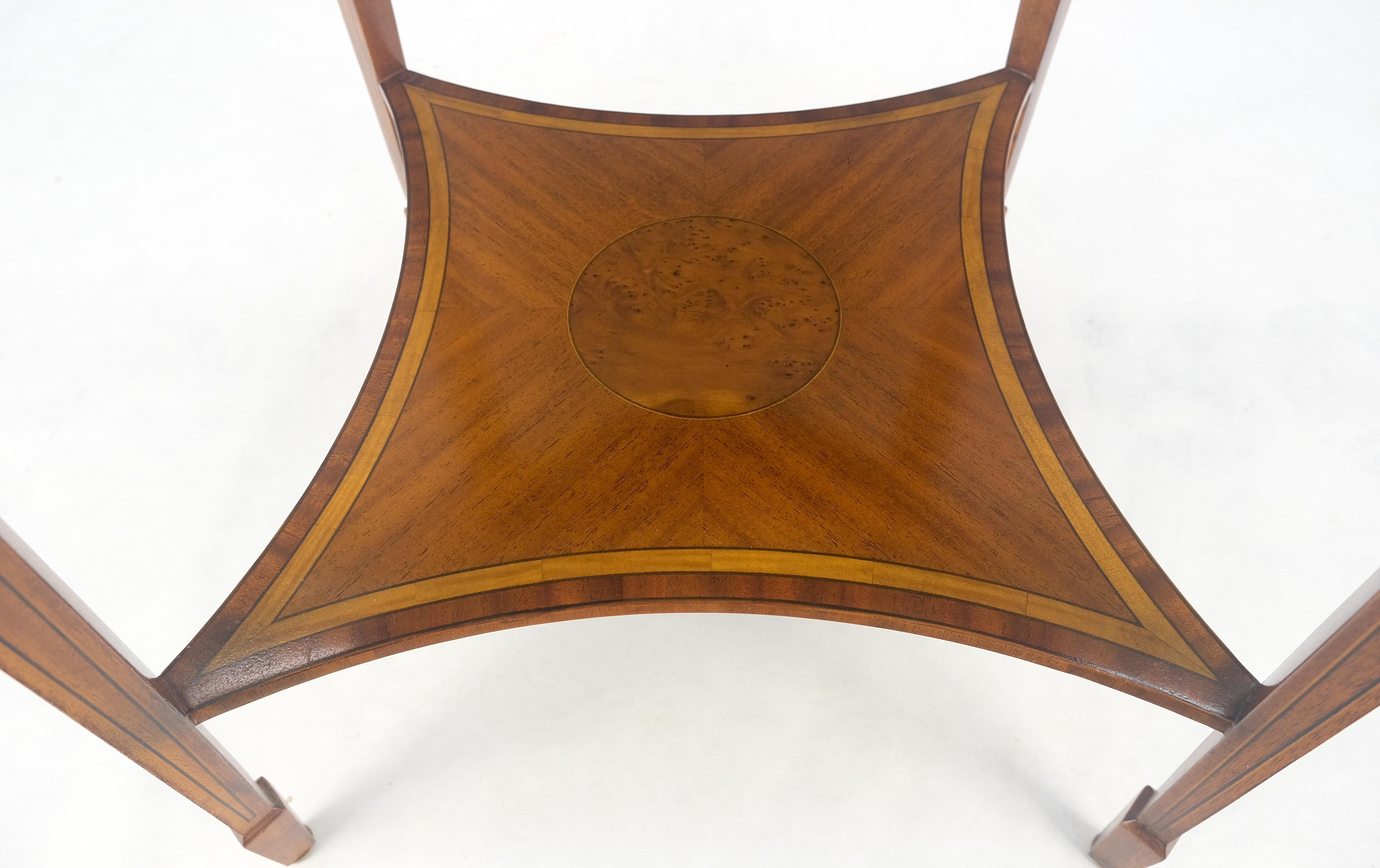Très belle table de lampe à plateau de verre rond et à vitrine en loupe incrustée Maitland Smith Bon état - En vente à Rockaway, NJ