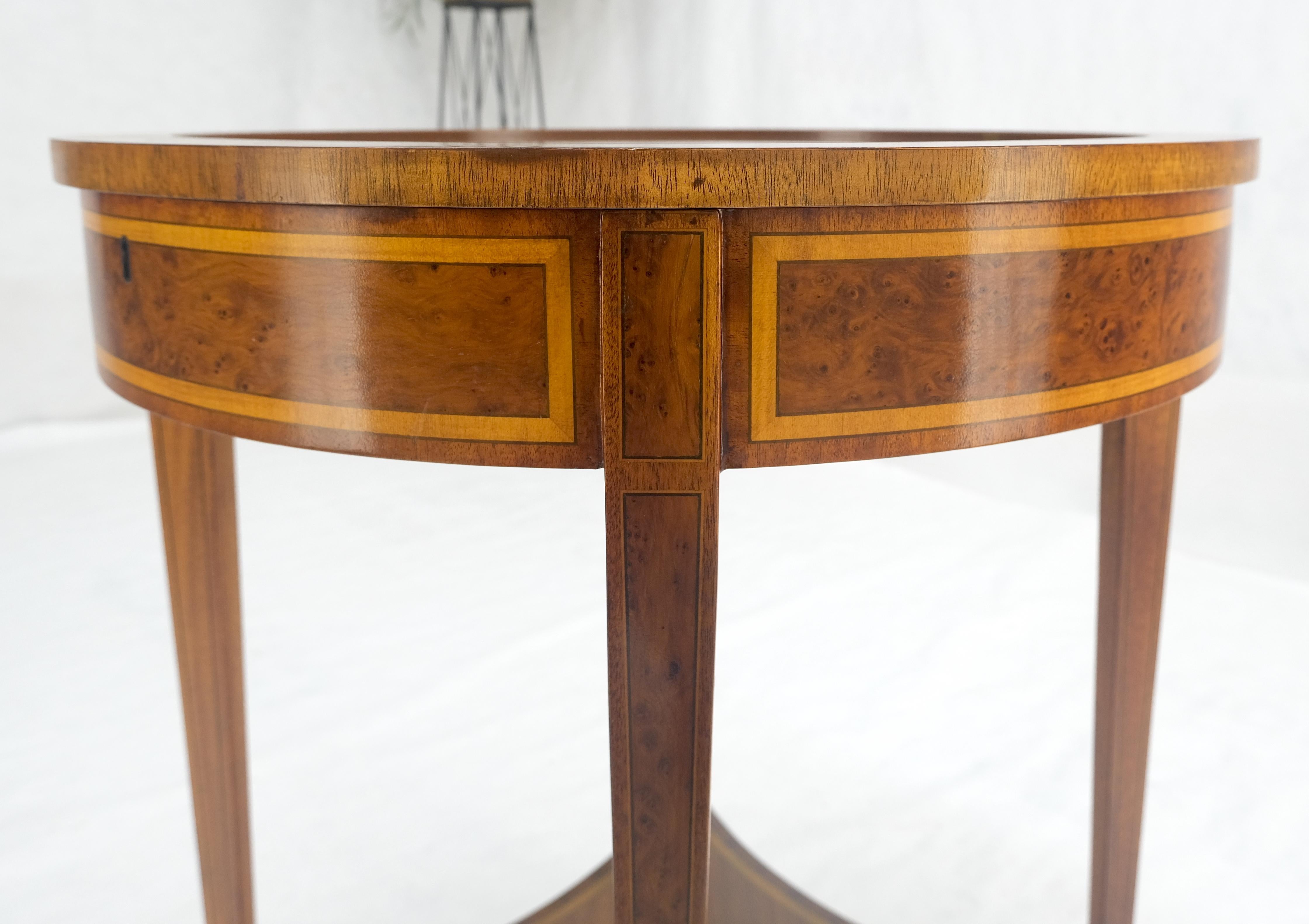 20ième siècle Très belle table de lampe à plateau de verre rond et à vitrine en loupe incrustée Maitland Smith en vente