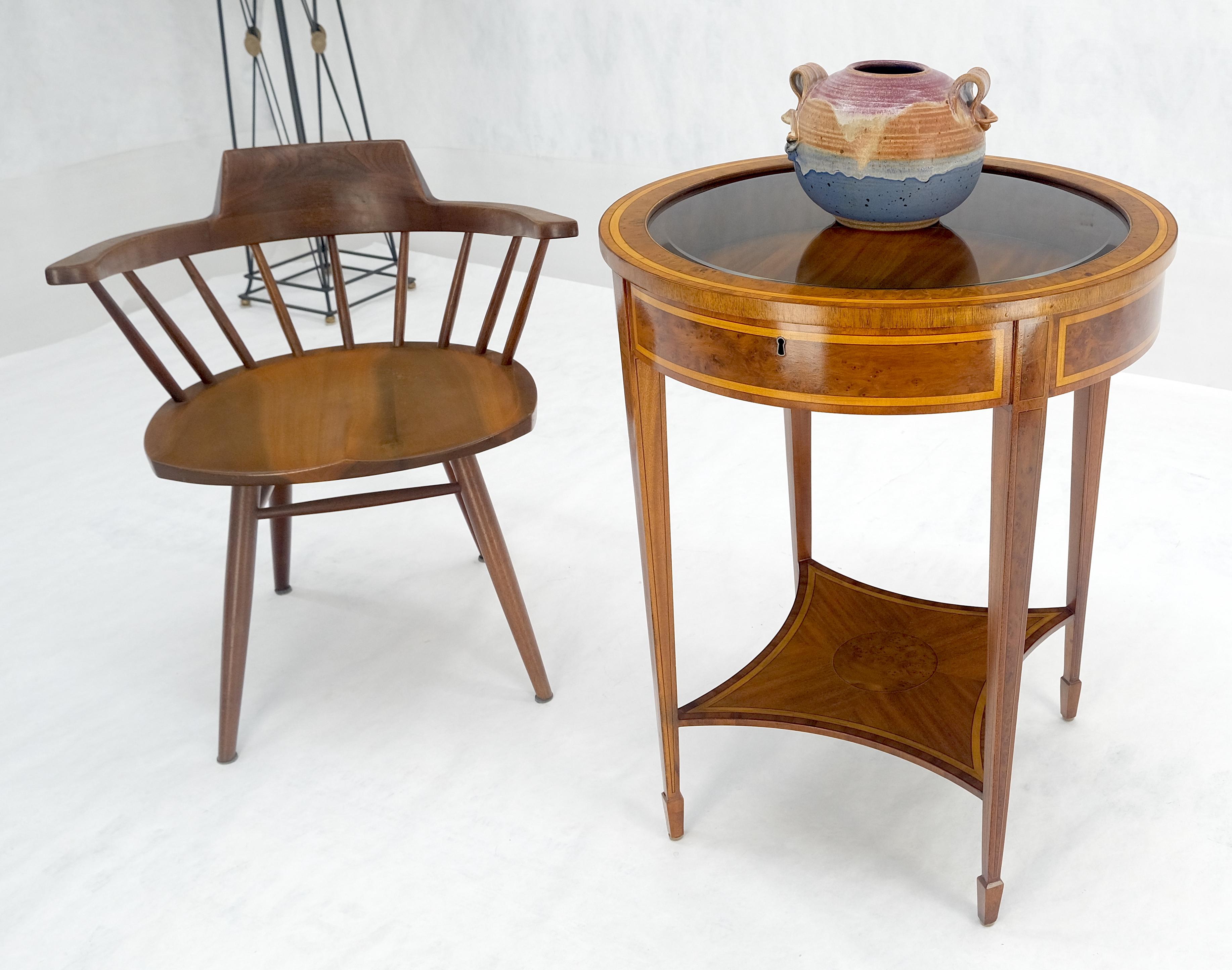 Verre Très belle table de lampe à plateau de verre rond et à vitrine en loupe incrustée Maitland Smith en vente