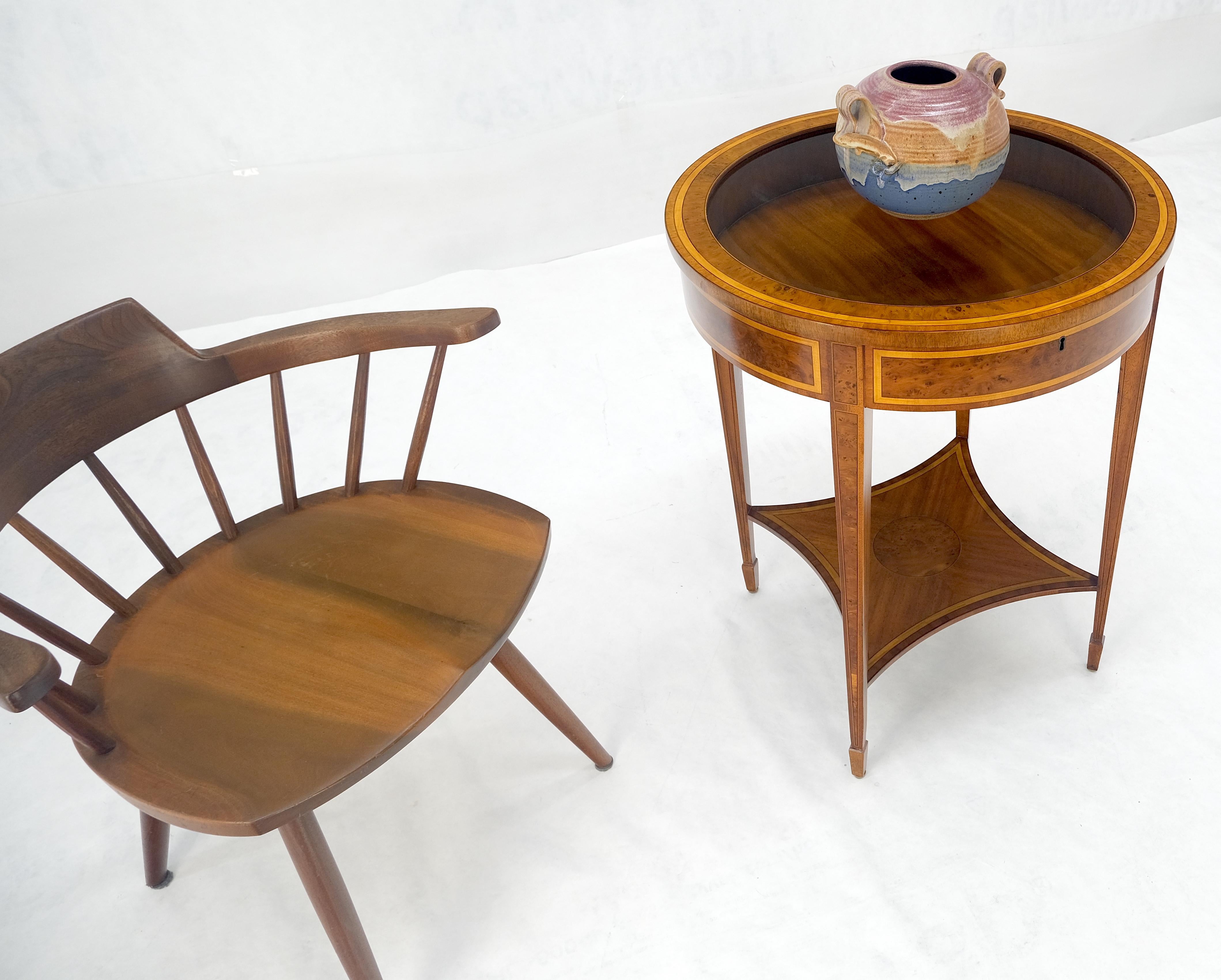 Très belle table de lampe à plateau de verre rond et à vitrine en loupe incrustée Maitland Smith en vente 1