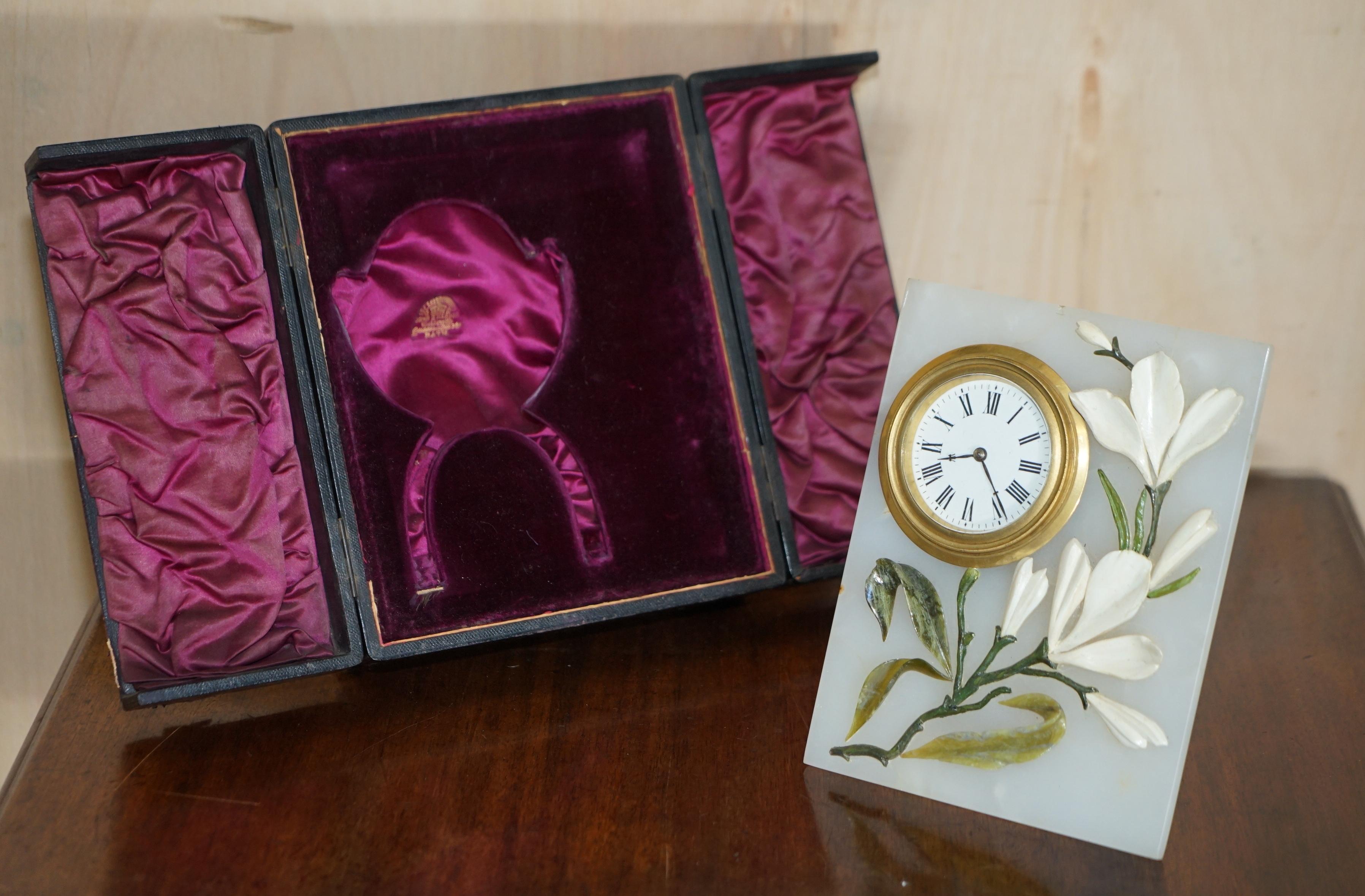 Inglese Raffinatissimo orologio da boudoir in marmo e pietra dura con mandato reale di John Harris, con custodia in vendita