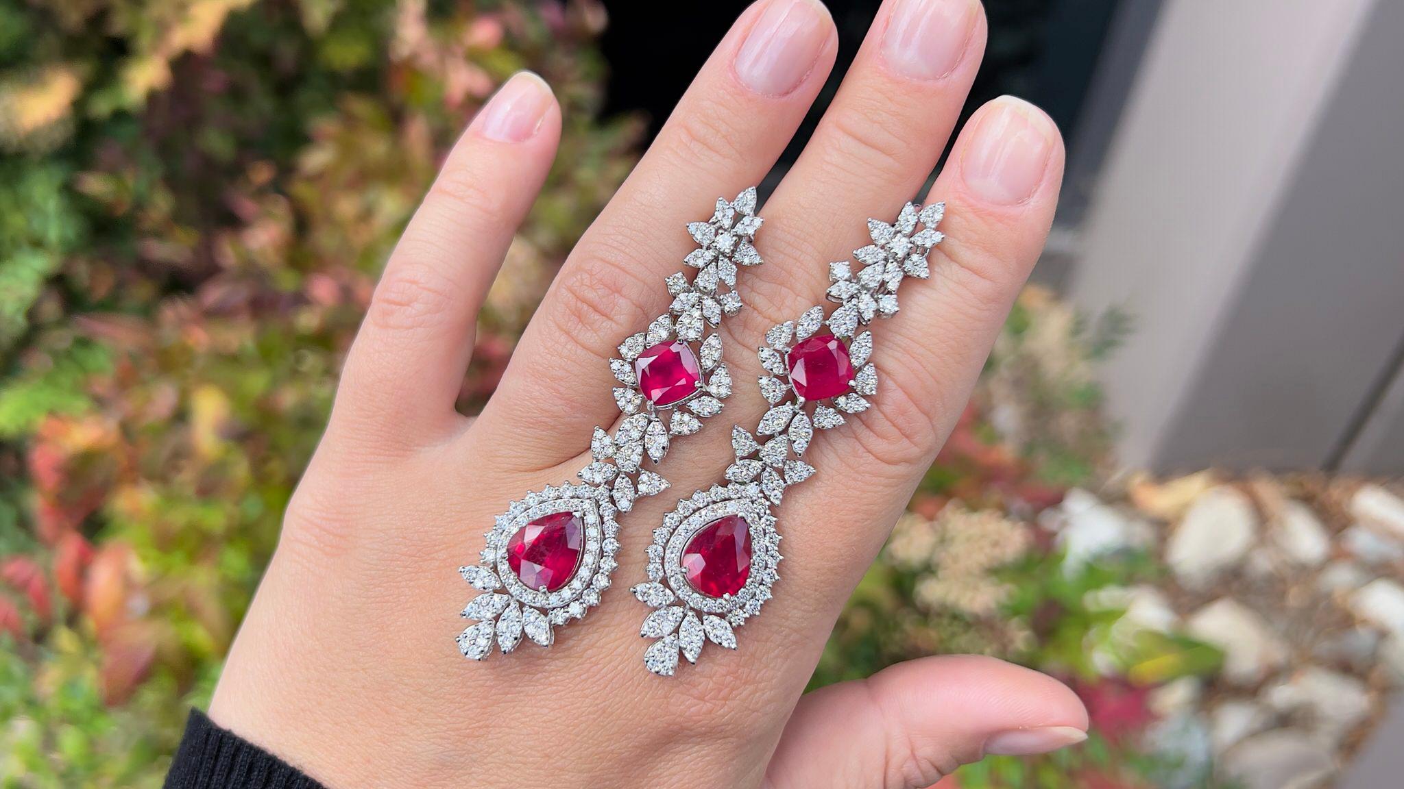 Very Fine Rubies = 13.63 Carats
Diamonds = 5.25 Carats
(Color: F, Clarity: VS)
Metal: 18K Gold
Length: 3 Inches
