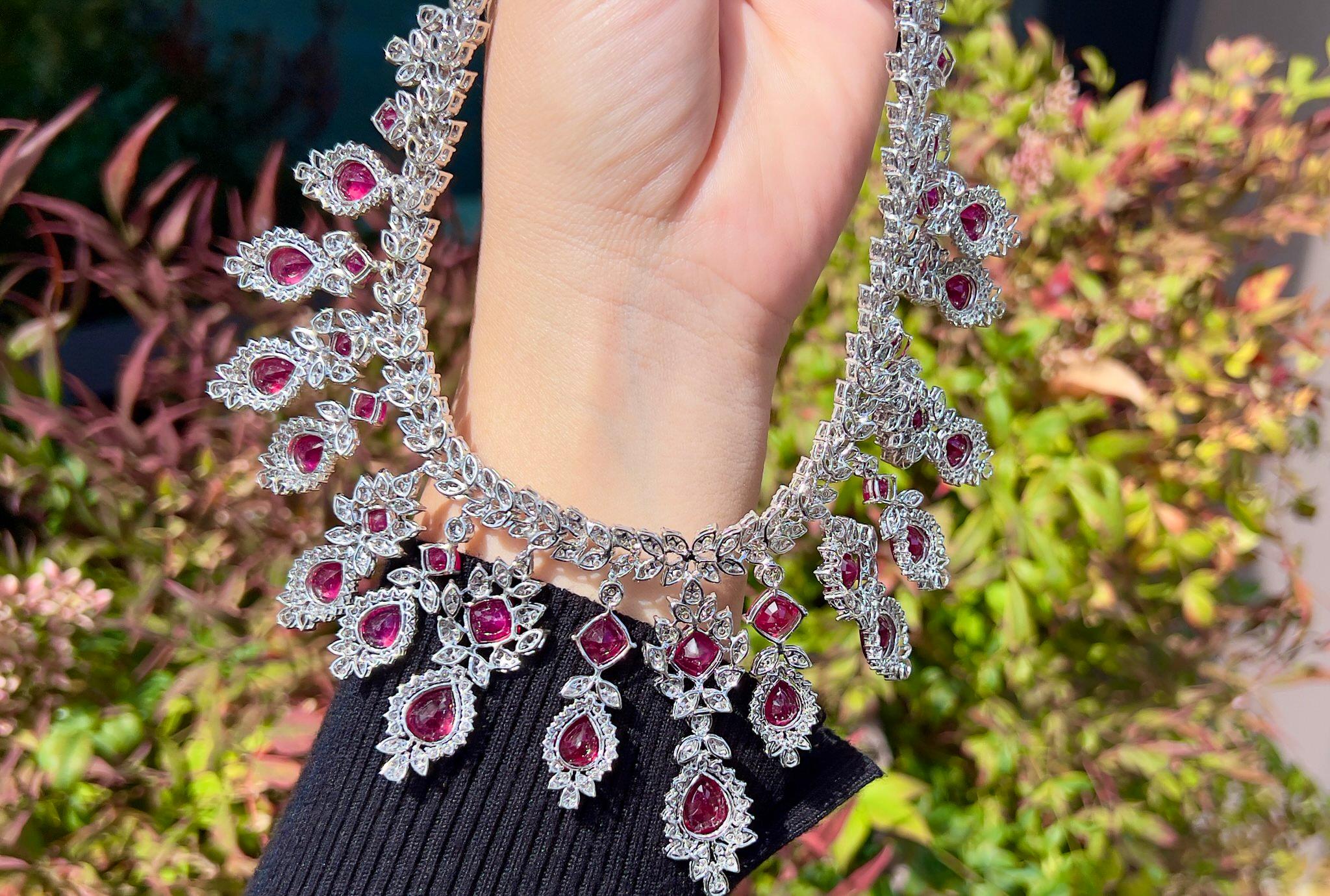 Feine Rubin-Halskette mit Diamanten 115 Karat insgesamt 18K Gold Damen im Angebot