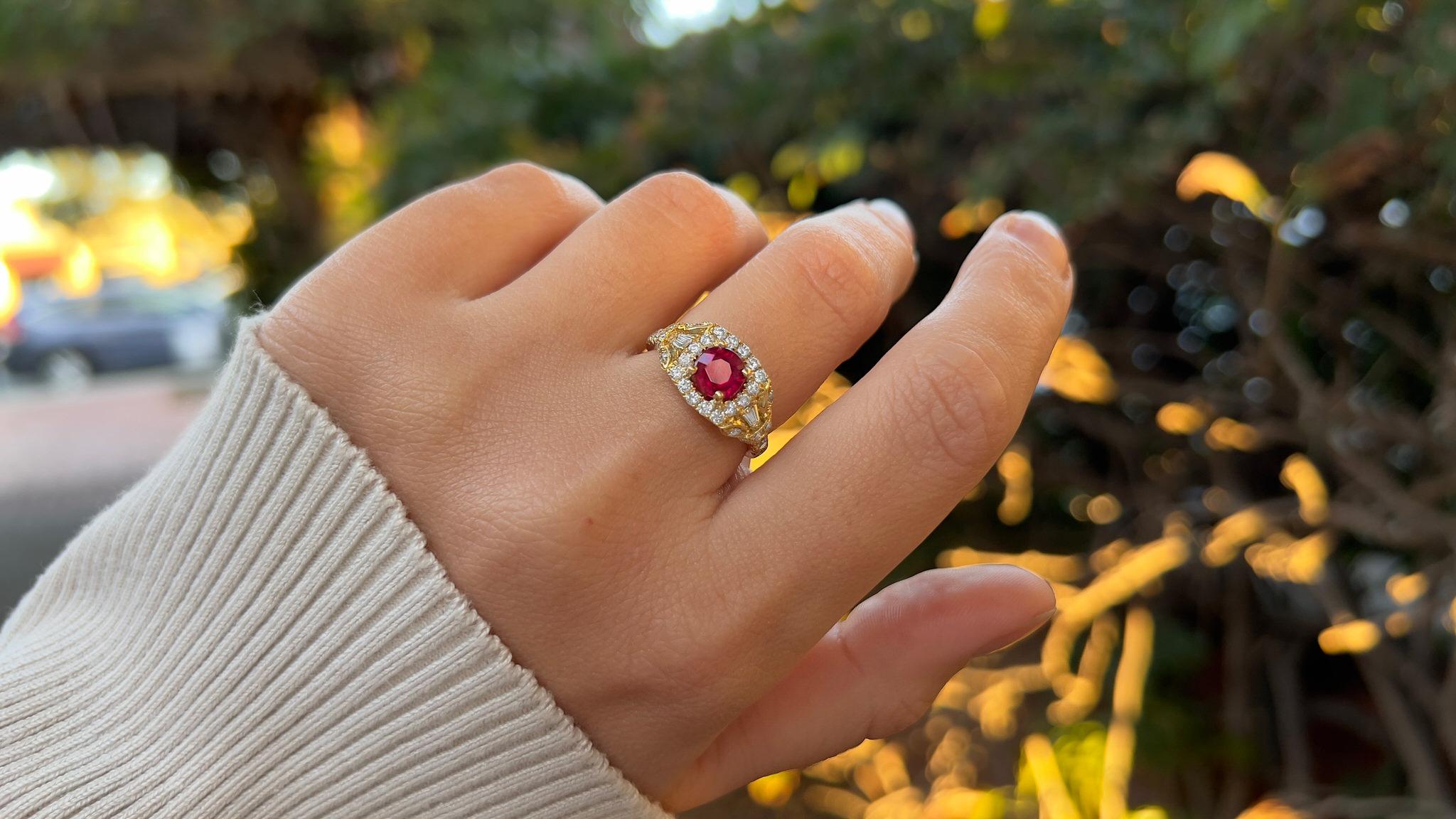 Round Cut Very Fine Ruby Ring With Diamonds 1.89 Carats 18K Yellow Gold For Sale