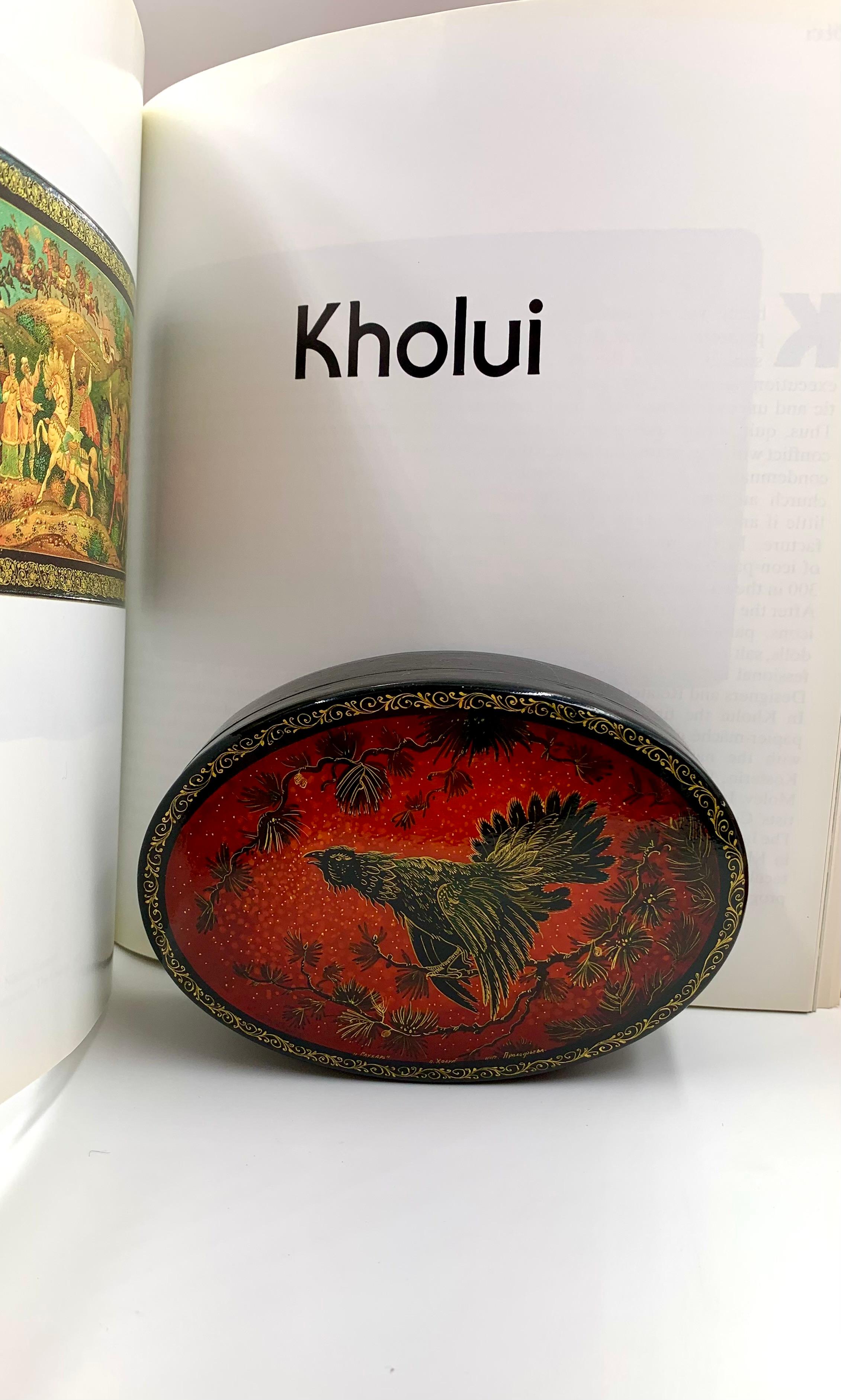 Scatola per galli cedroni in legno di Prokofieva per Kholui, dipinta a mano e di qualità superba.
20° secolo
Un pezzo di qualità da museo, di epoca sovietica, in scarlatto, nero e oro. Un intricato bordo dorato circonda il dipinto ovale di uno