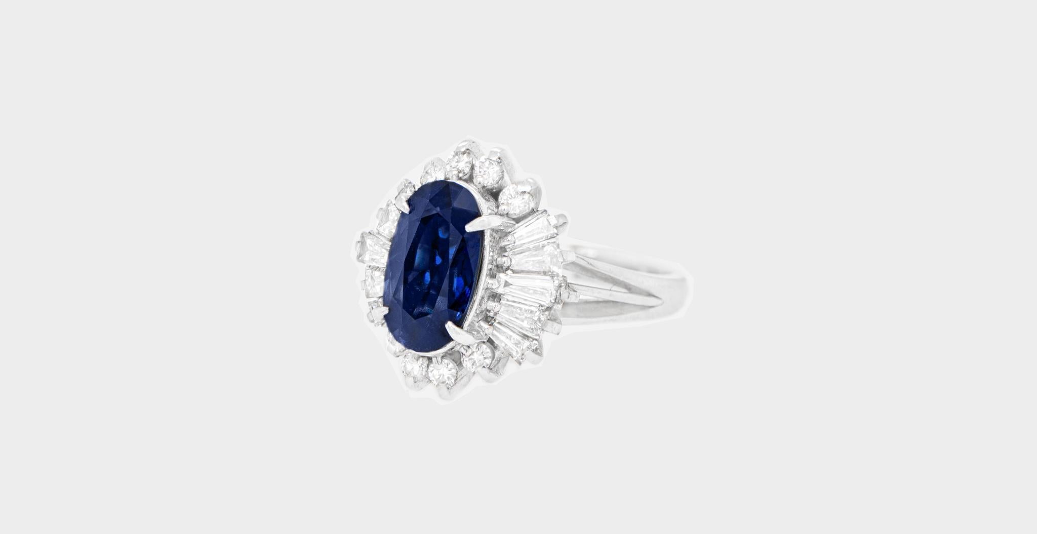 Art Deco Very Fine Sapphire 1.85 Carat Ring with Diamonds Platinum For Sale