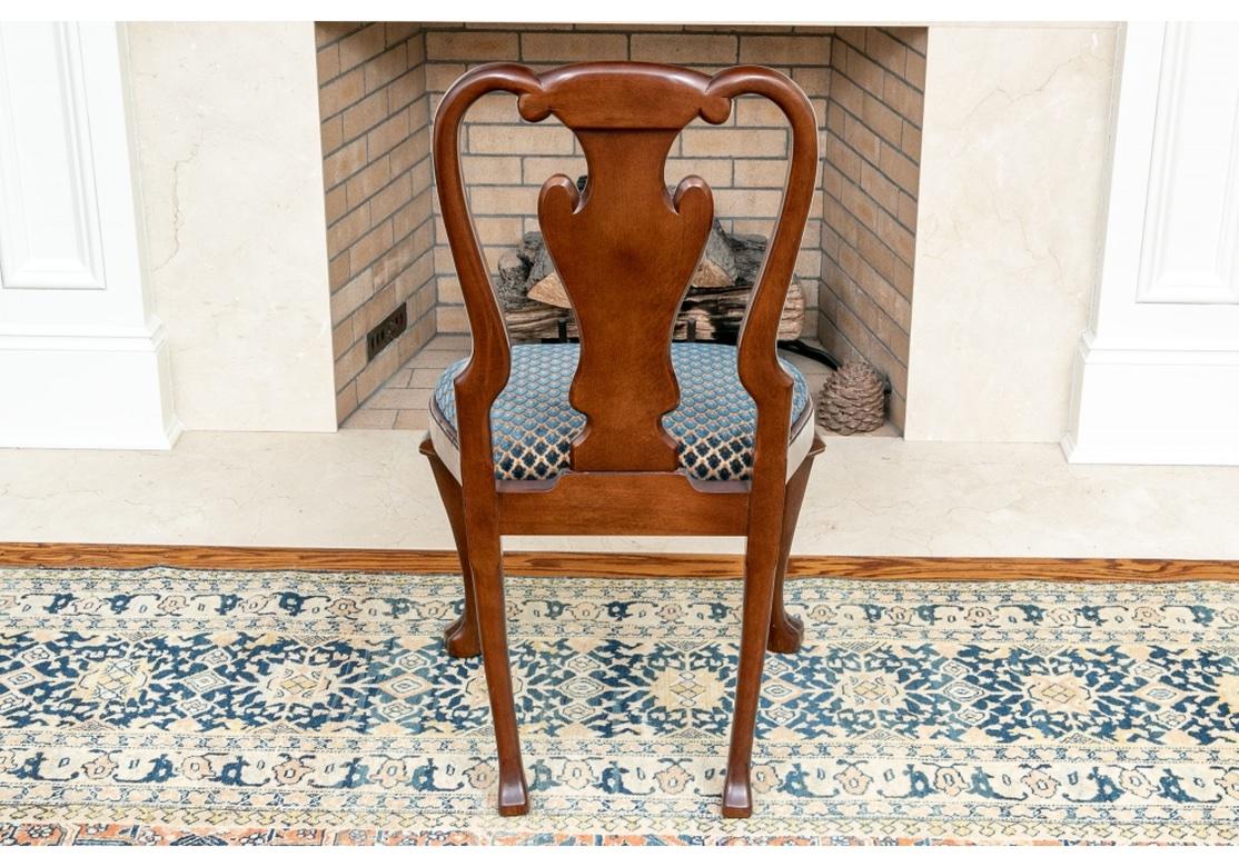 Très bel ensemble de 16 chaises de salle à manger en bois figuré de style Queen Ann en vente 4