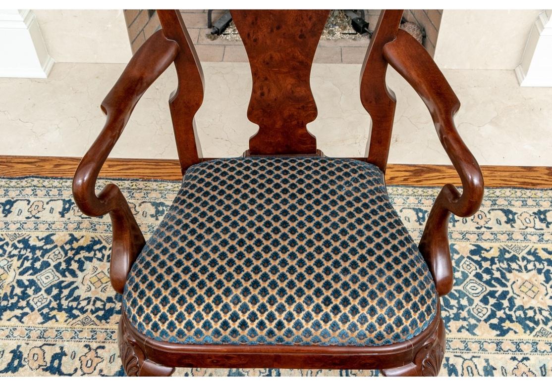 Très bel ensemble de 16 chaises de salle à manger en bois figuré de style Queen Ann en vente 6