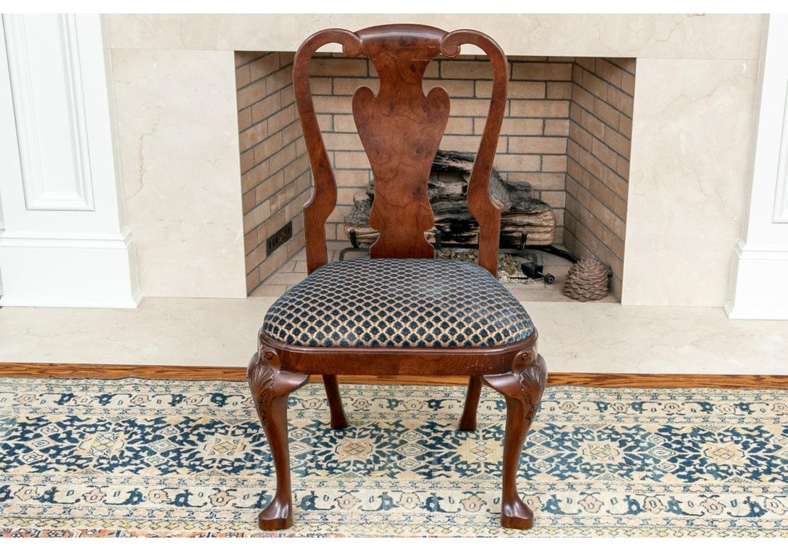 Queen Anne Très bel ensemble de 16 chaises de salle à manger en bois figuré de style Queen Ann en vente