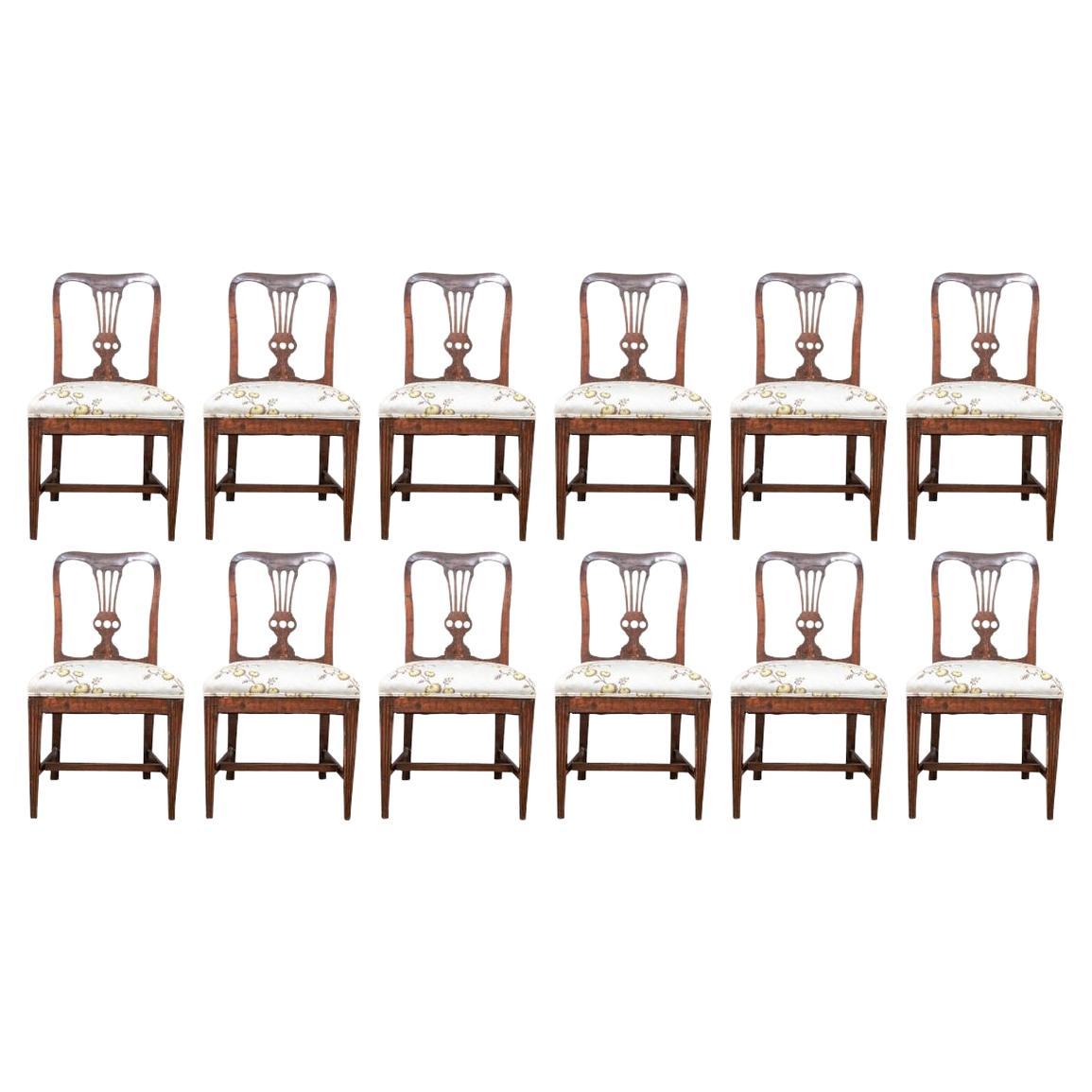 Très bel ensemble de douze chaises de salle à manger de style Régence irlandaise en acajou, vers 1830