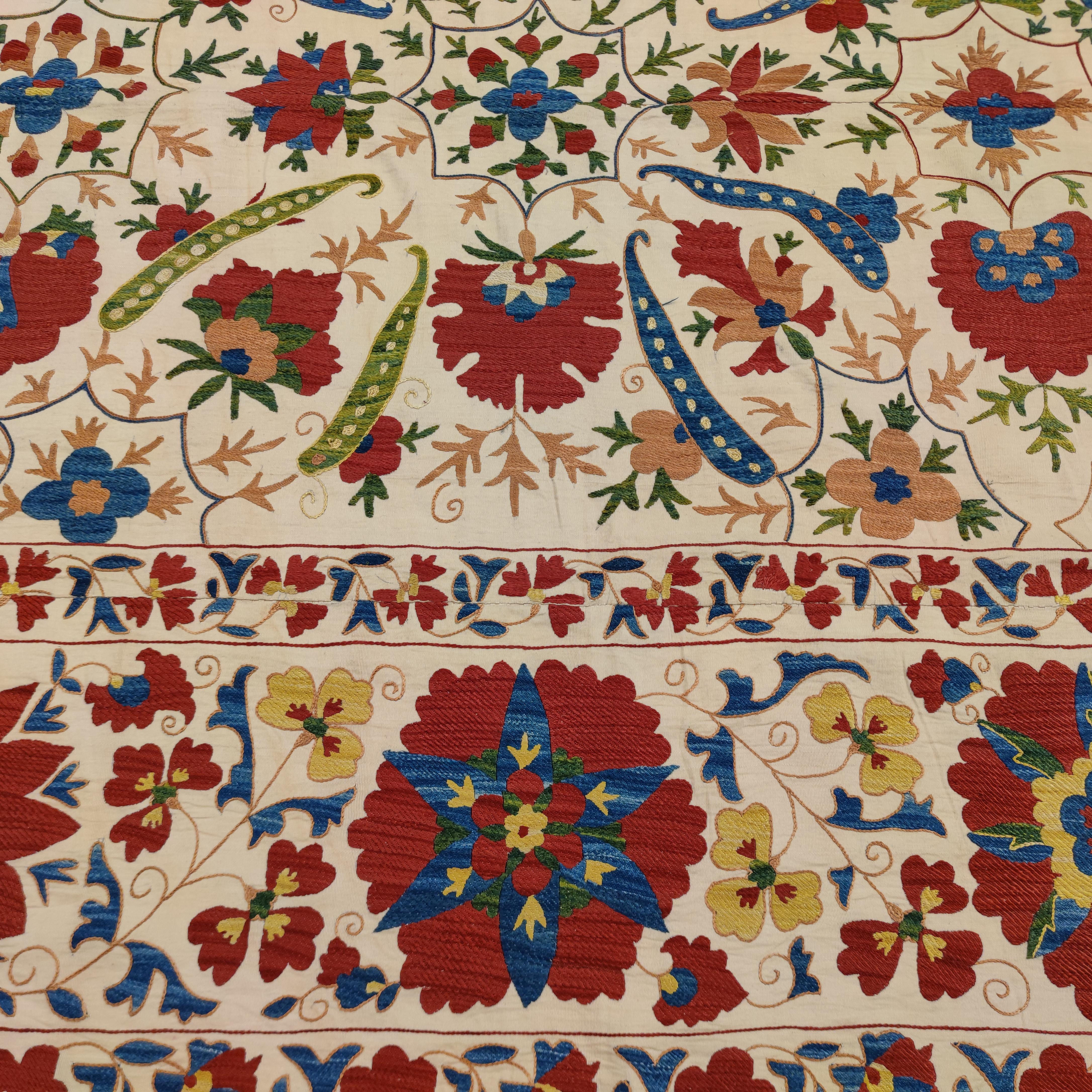 Very Fine Silk on Cotton Vintage Central Asian Suzani Embroidery In Excellent Condition In Milan, IT