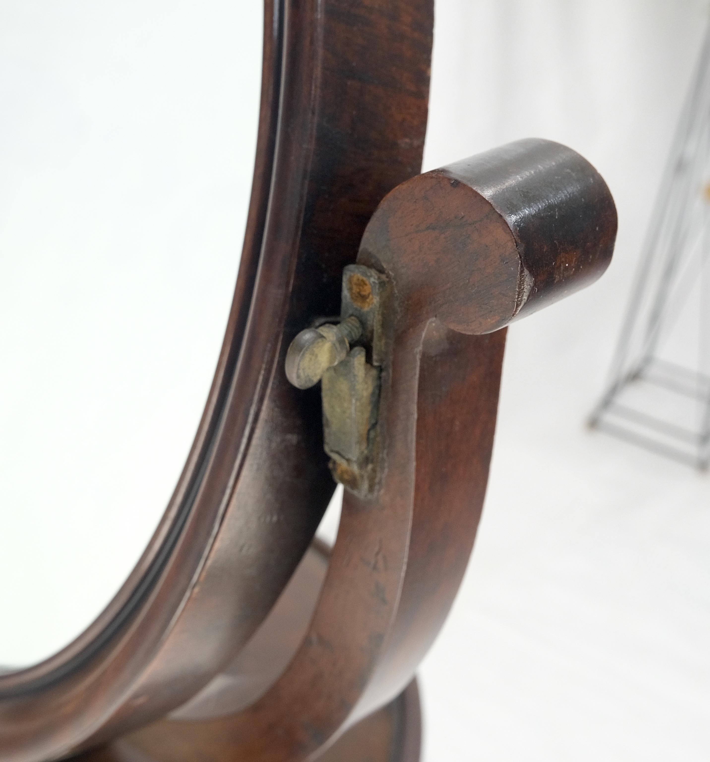 Très beau miroir façonné à un seul piédestal et base tripode sculptée de 62 pouces de haut ! en vente 3