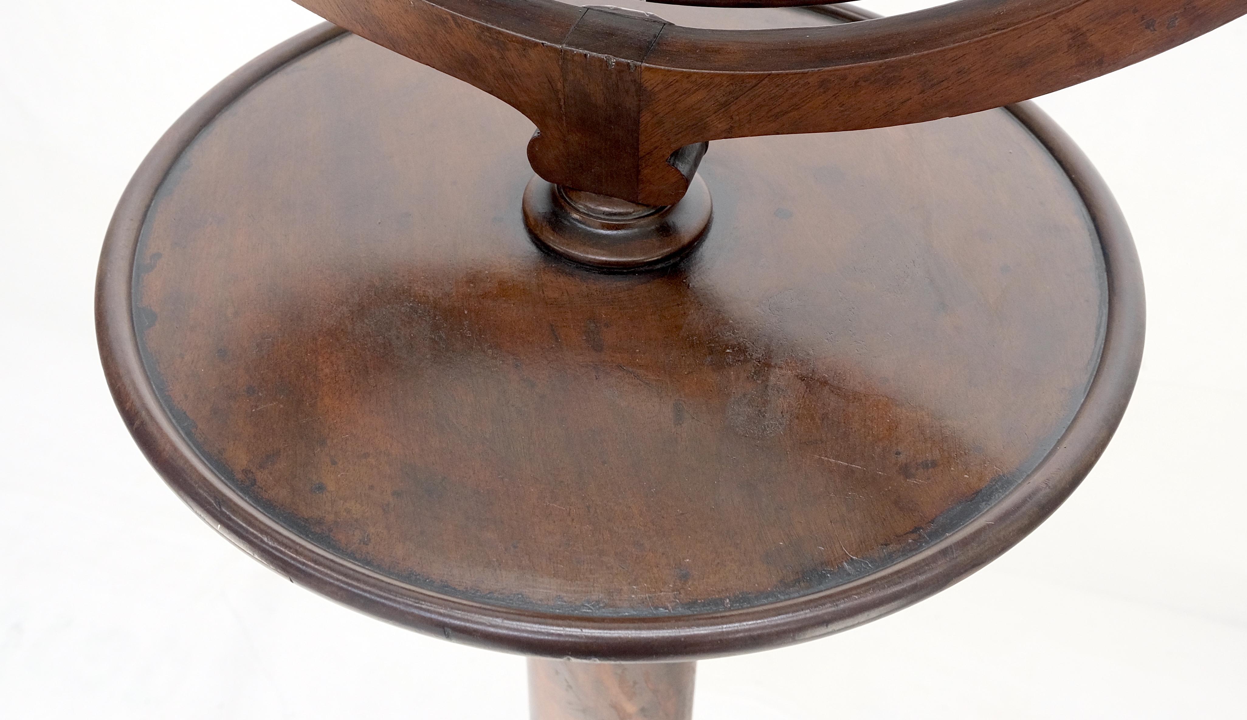Victorien Très beau miroir façonné à un seul piédestal et base tripode sculptée de 62 pouces de haut ! en vente