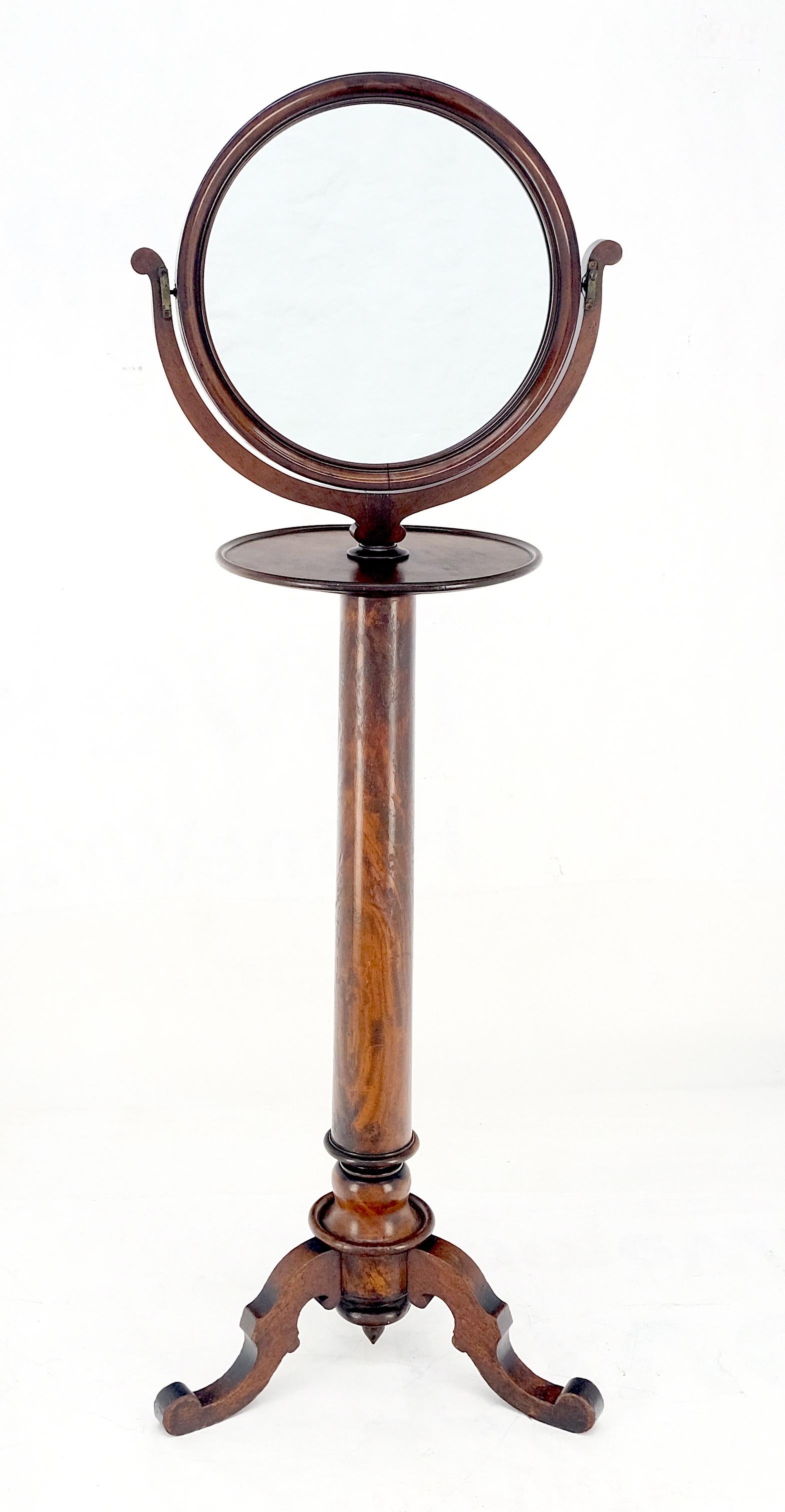 Américain Très beau miroir façonné à un seul piédestal et base tripode sculptée de 62 pouces de haut ! en vente