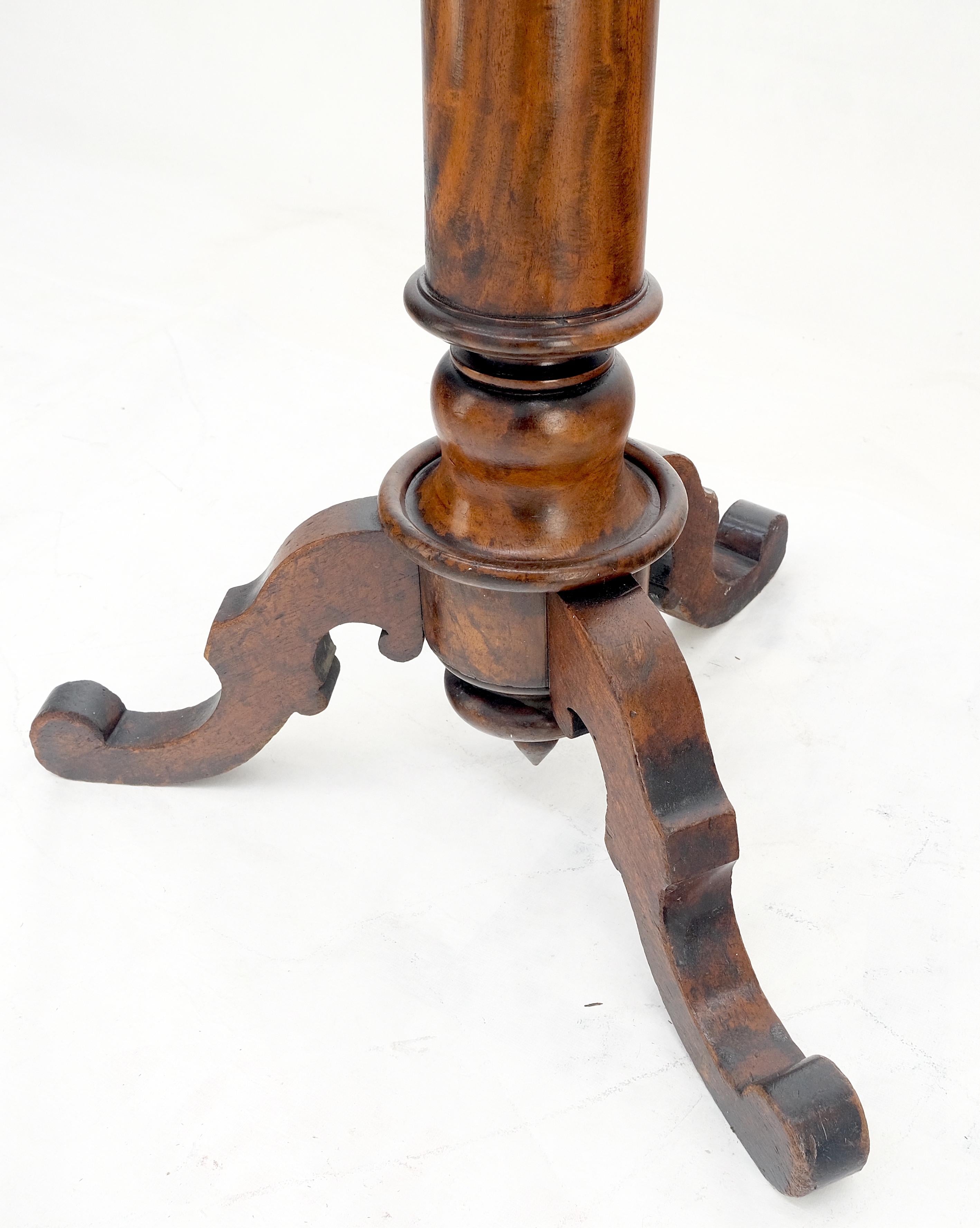 Laqué Très beau miroir façonné à un seul piédestal et base tripode sculptée de 62 pouces de haut ! en vente