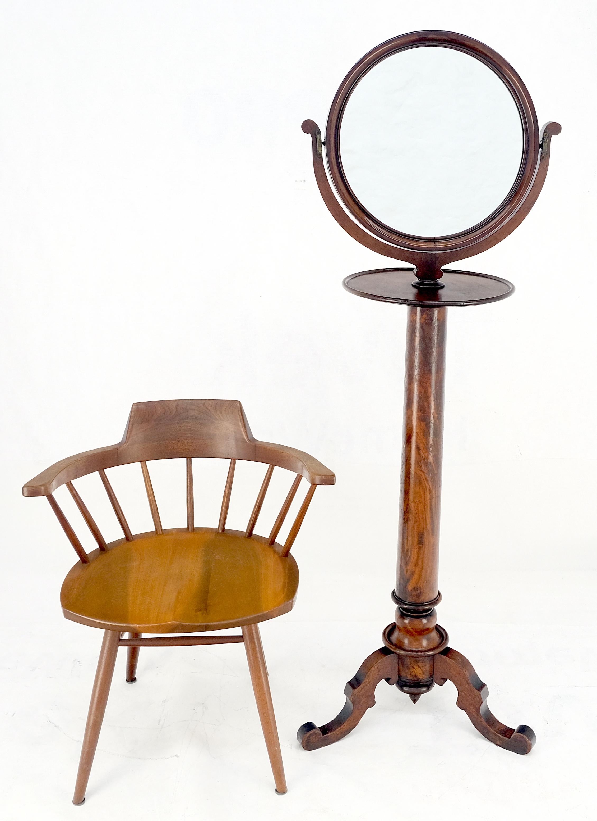 Miroir Très beau miroir façonné à un seul piédestal et base tripode sculptée de 62 pouces de haut ! en vente