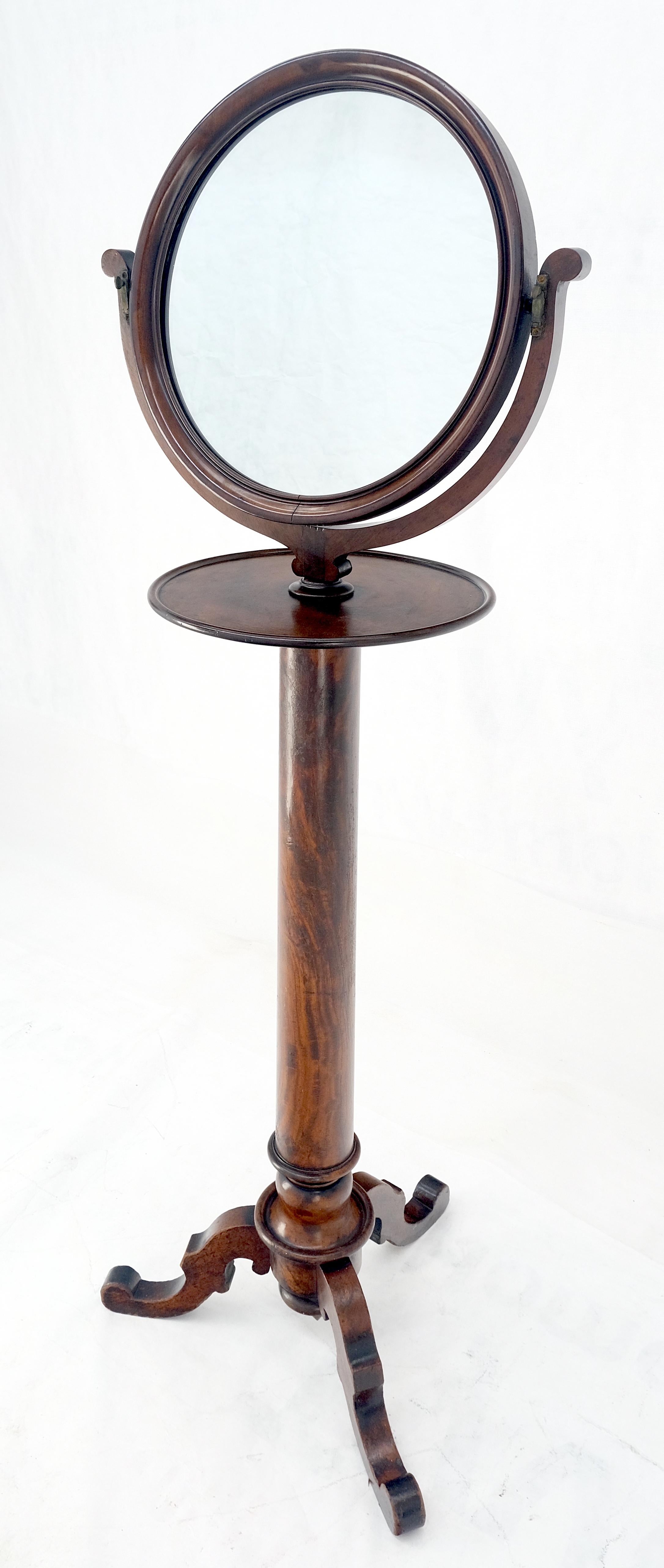 Très beau miroir façonné à un seul piédestal et base tripode sculptée de 62 pouces de haut ! en vente 1