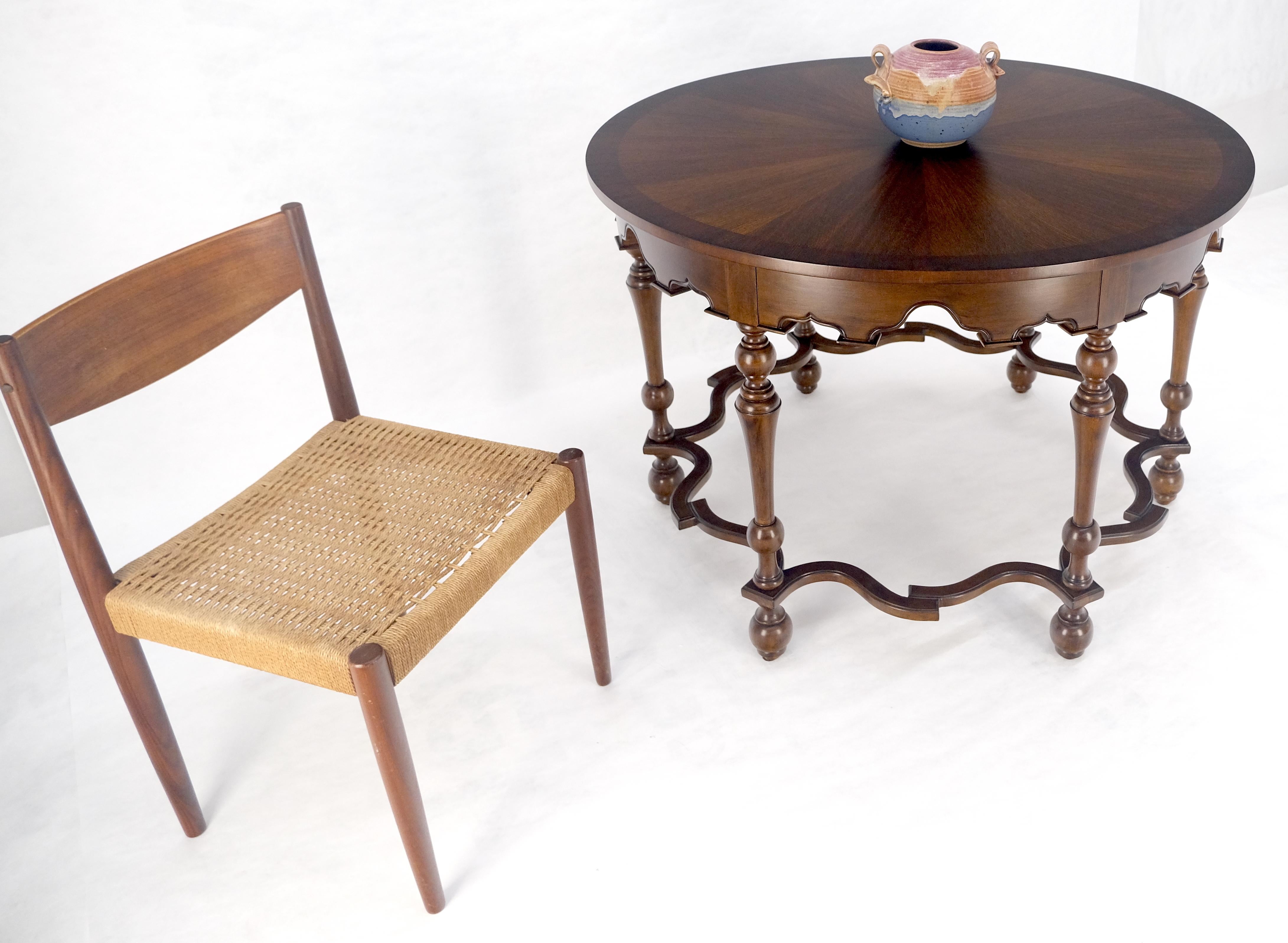 Très belle table centrale à bandes rondes et à base allongée de style colonial espagnol MINT Bon état - En vente à Rockaway, NJ