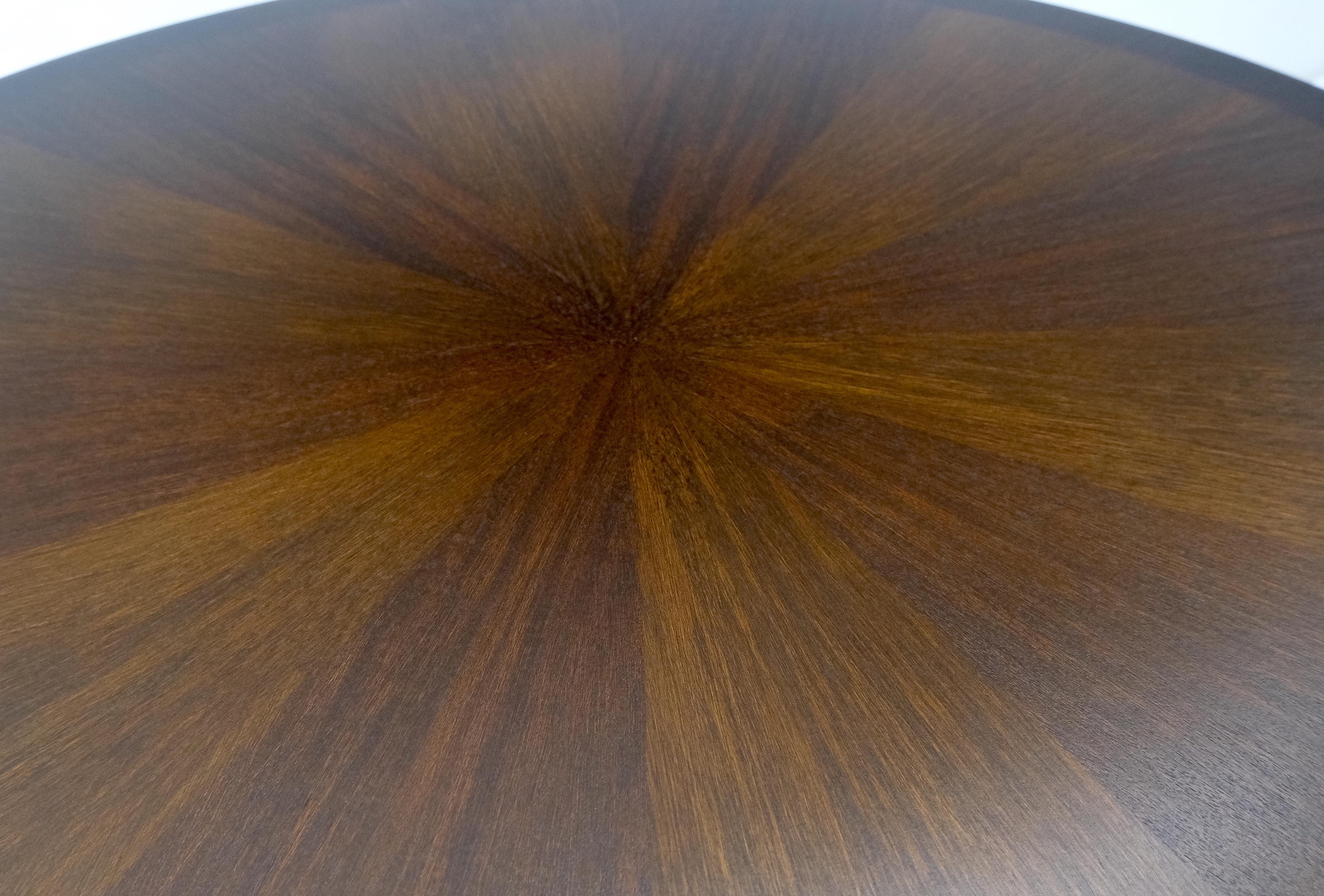 20ième siècle Très belle table centrale à bandes rondes et à base allongée de style colonial espagnol MINT en vente