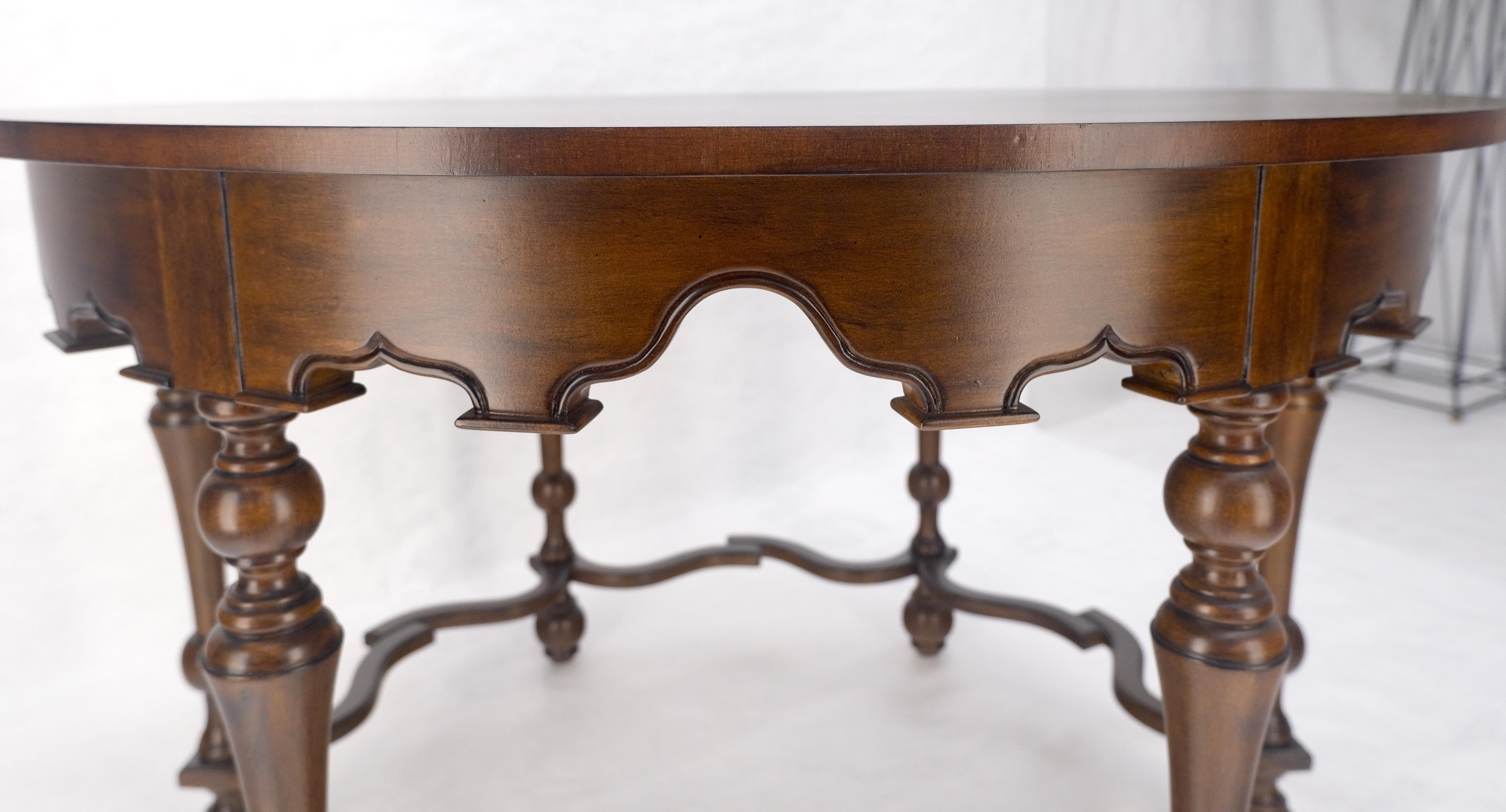 Noyer Très belle table centrale à bandes rondes et à base allongée de style colonial espagnol MINT en vente