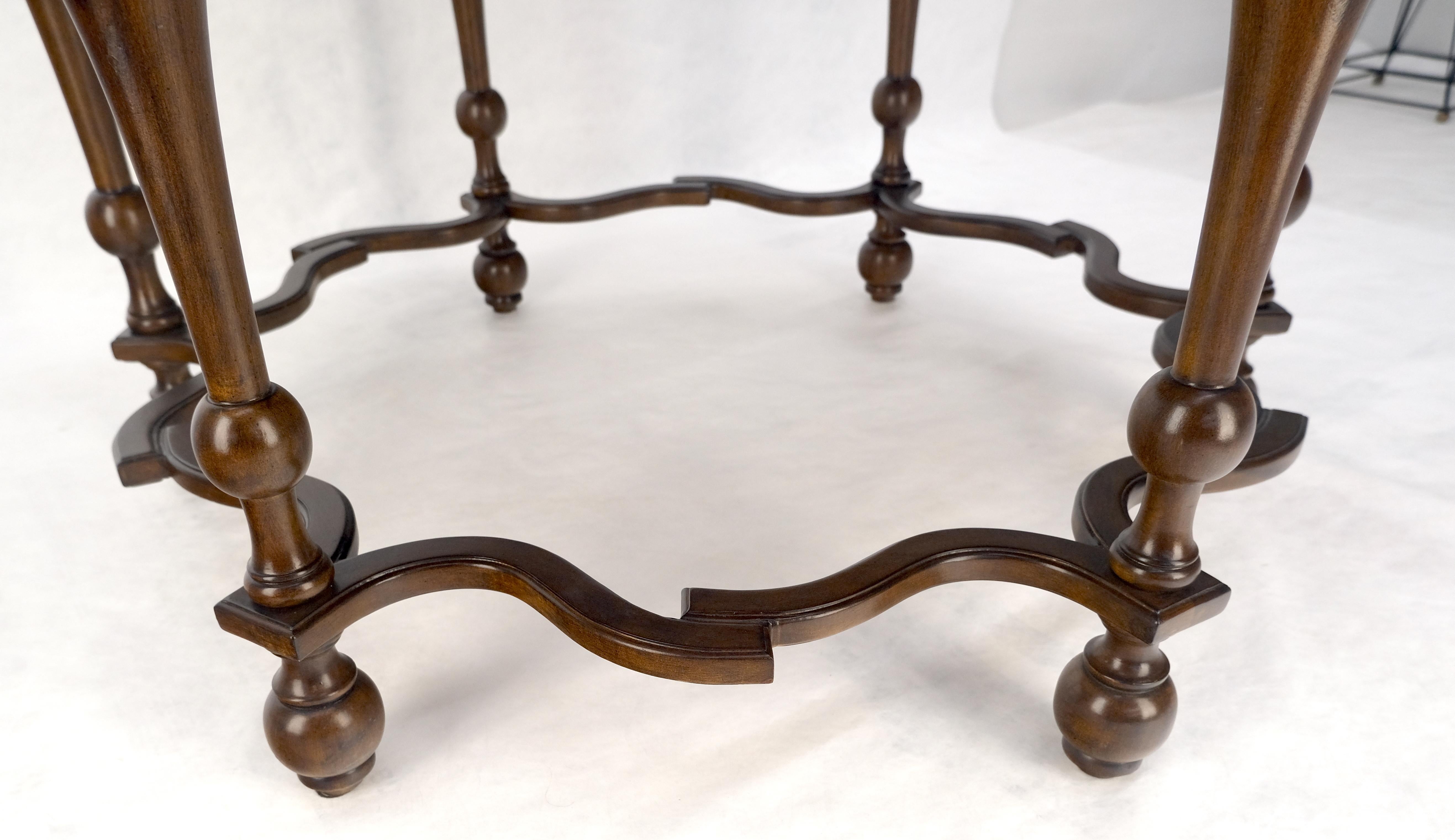 Très belle table centrale à bandes rondes et à base allongée de style colonial espagnol MINT en vente 1