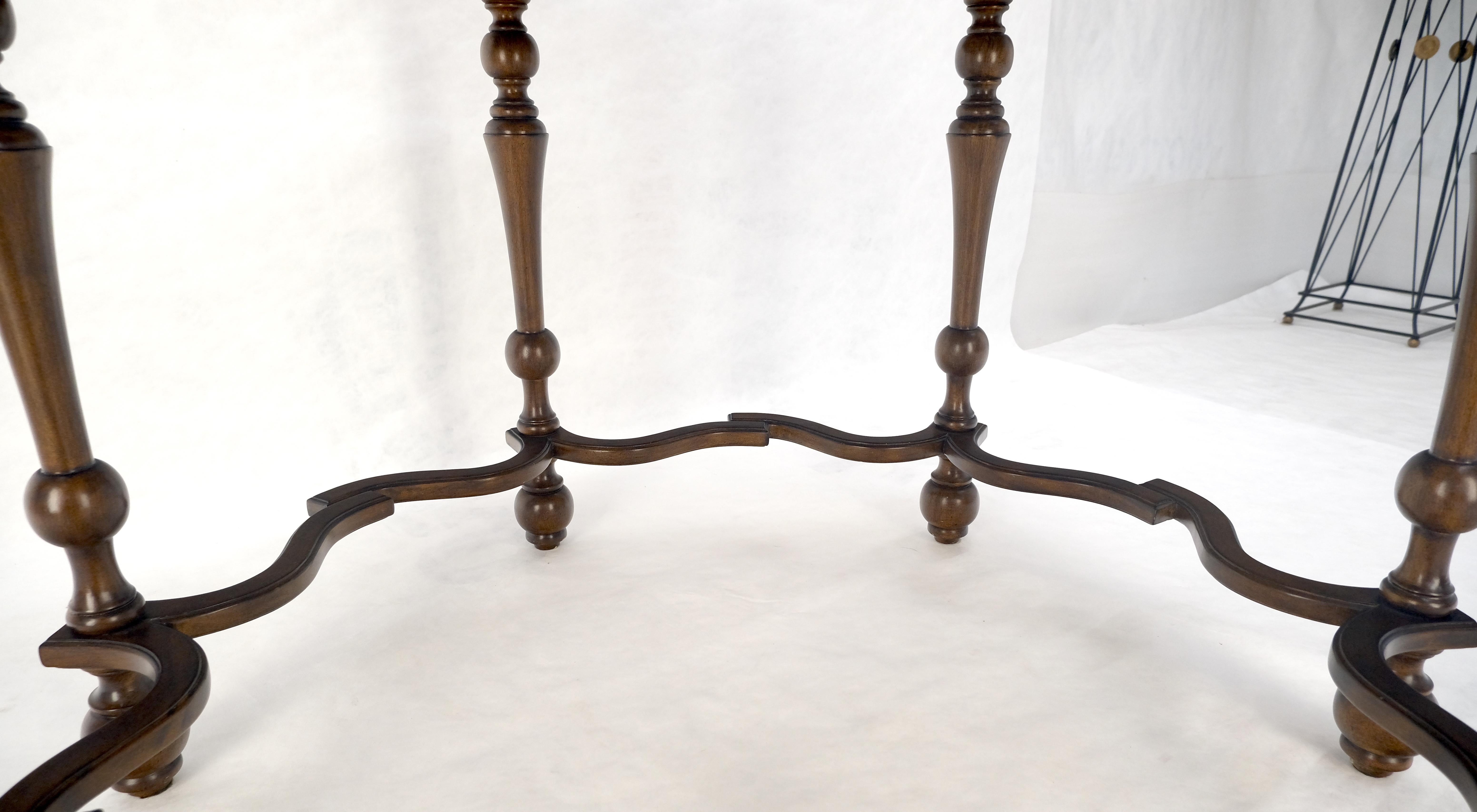 Très belle table centrale à bandes rondes et à base allongée de style colonial espagnol MINT en vente 2