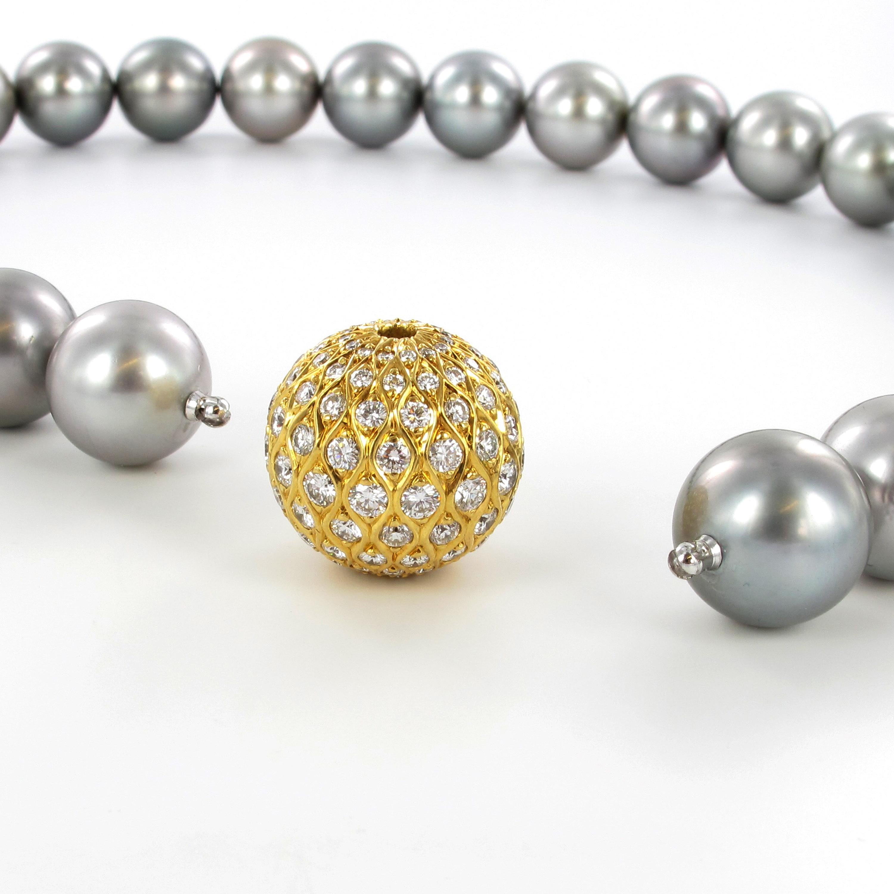 Very Fine Tahitian Cultured Pearl and Diamond Necklace In Excellent Condition For Sale In Lucerne, CH