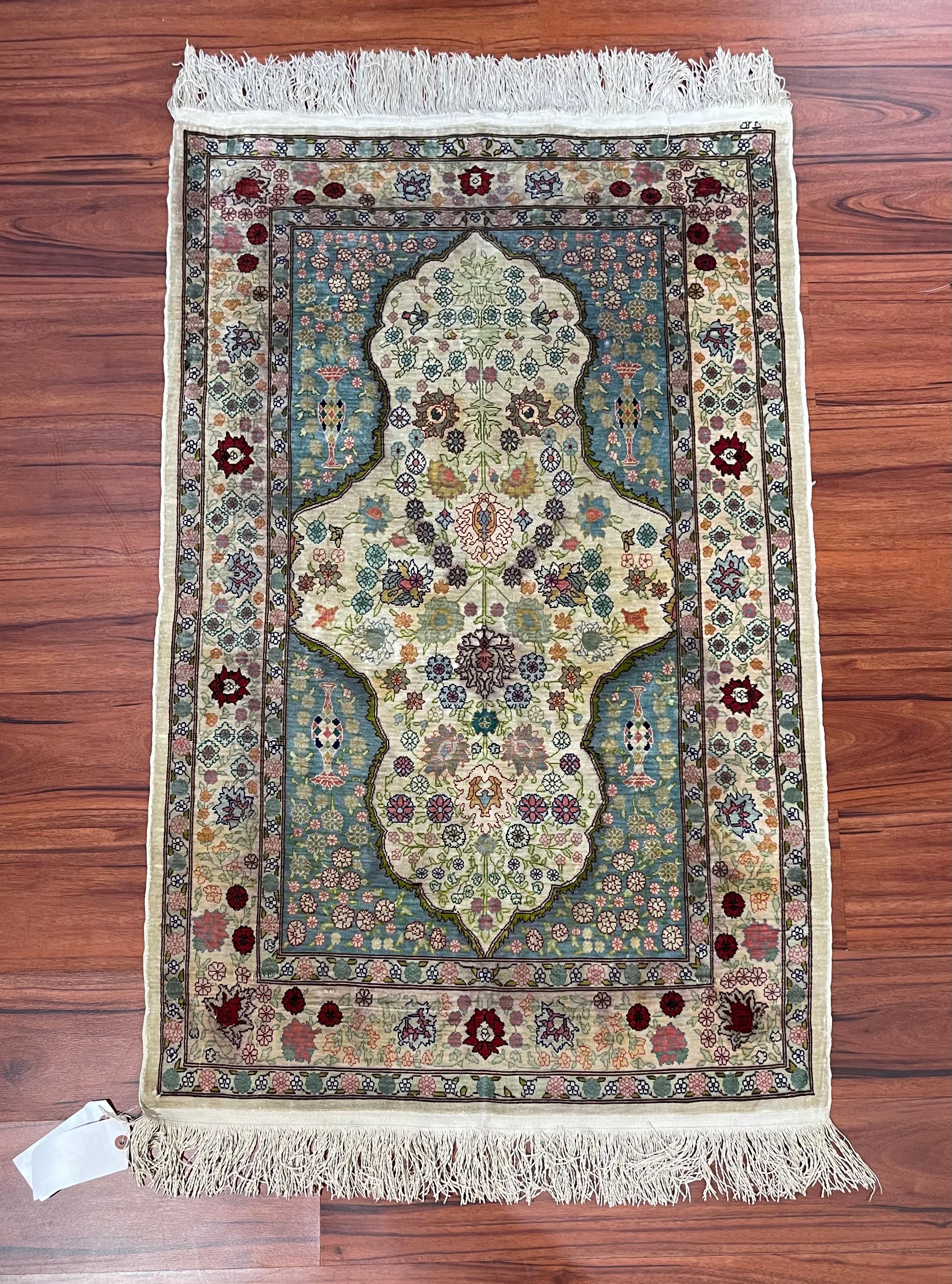 A stunning 100% silk Turkish Hereke Rug/Carpet that is in excellent condition. This piece originates from Turkey in the mid 20th century and is hand-knotted.