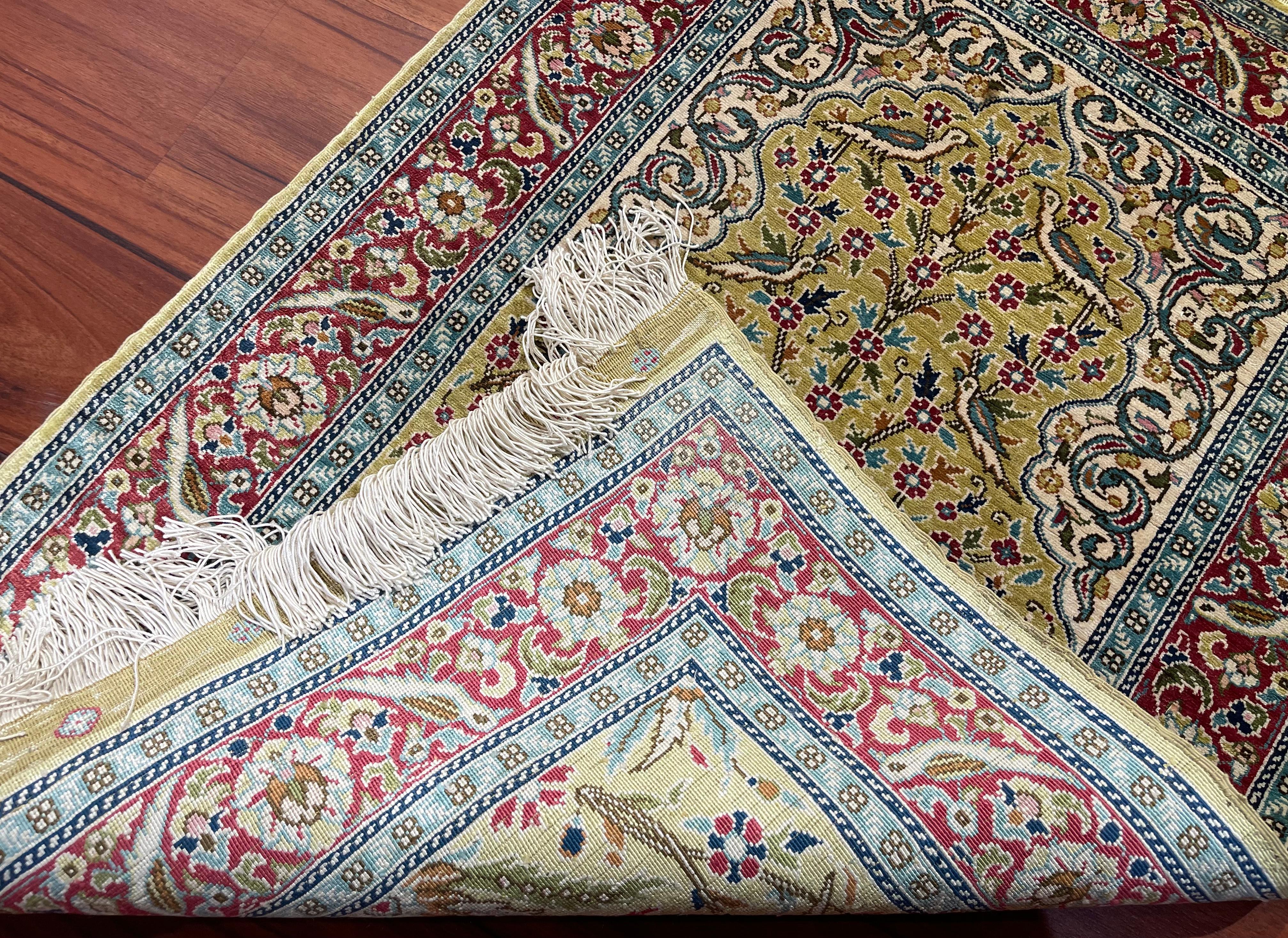 Ein atemberaubender türkischer Hereke-Teppich aus 100% Seide, der Ende des 20. Jahrhunderts in der Türkei entstand. Dieses Stück ist vollständig handgeknüpft und befindet sich in einem ausgezeichneten Zustand. Fühlen Sie sich frei, mir eine