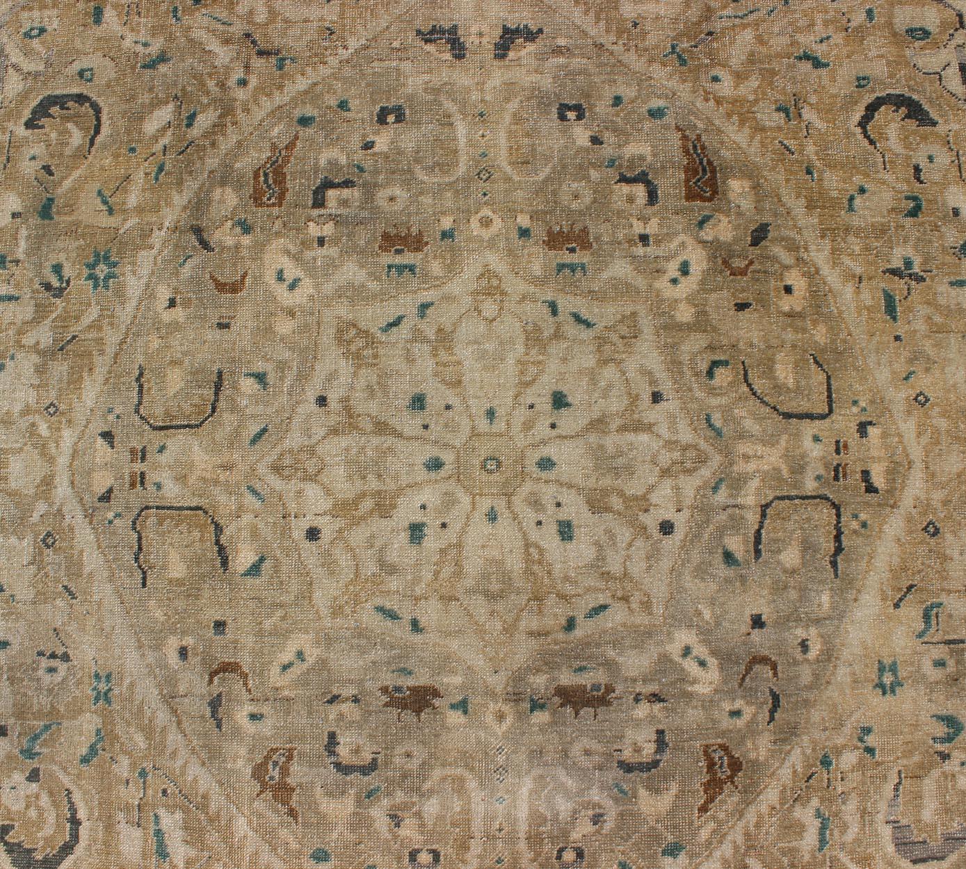 Inizio XX secolo Tappeto turco Sivas molto pregiato con design classico in tonalità neutre, cammello e verde in vendita