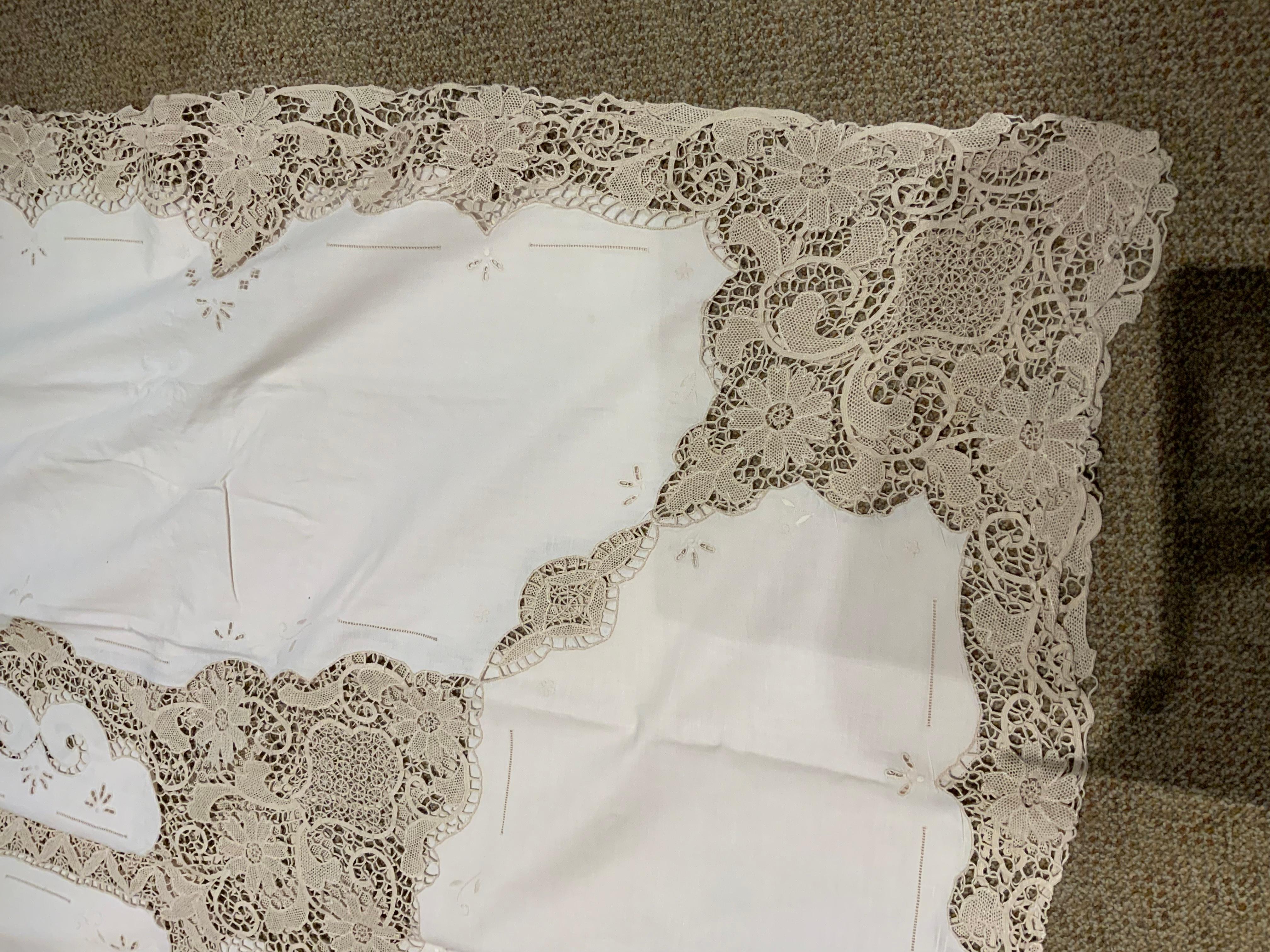 Very Fine Vintage Ivory Tablecloth Lace and Embroidered with 12 Napkins In Excellent Condition In Houston, TX
