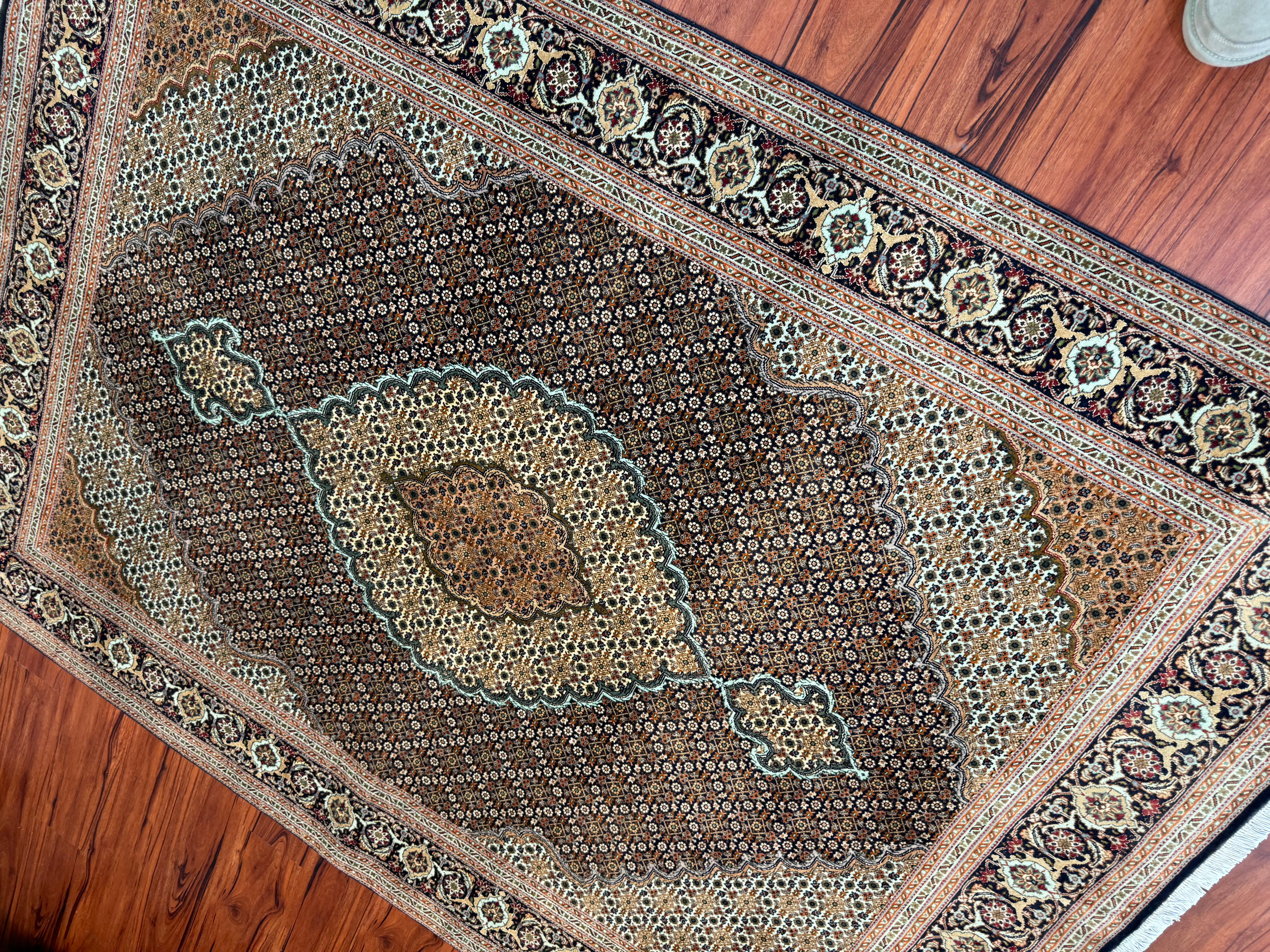 Sehr feiner alter persischer Täbris-Mahi-Teppich  im Angebot 4