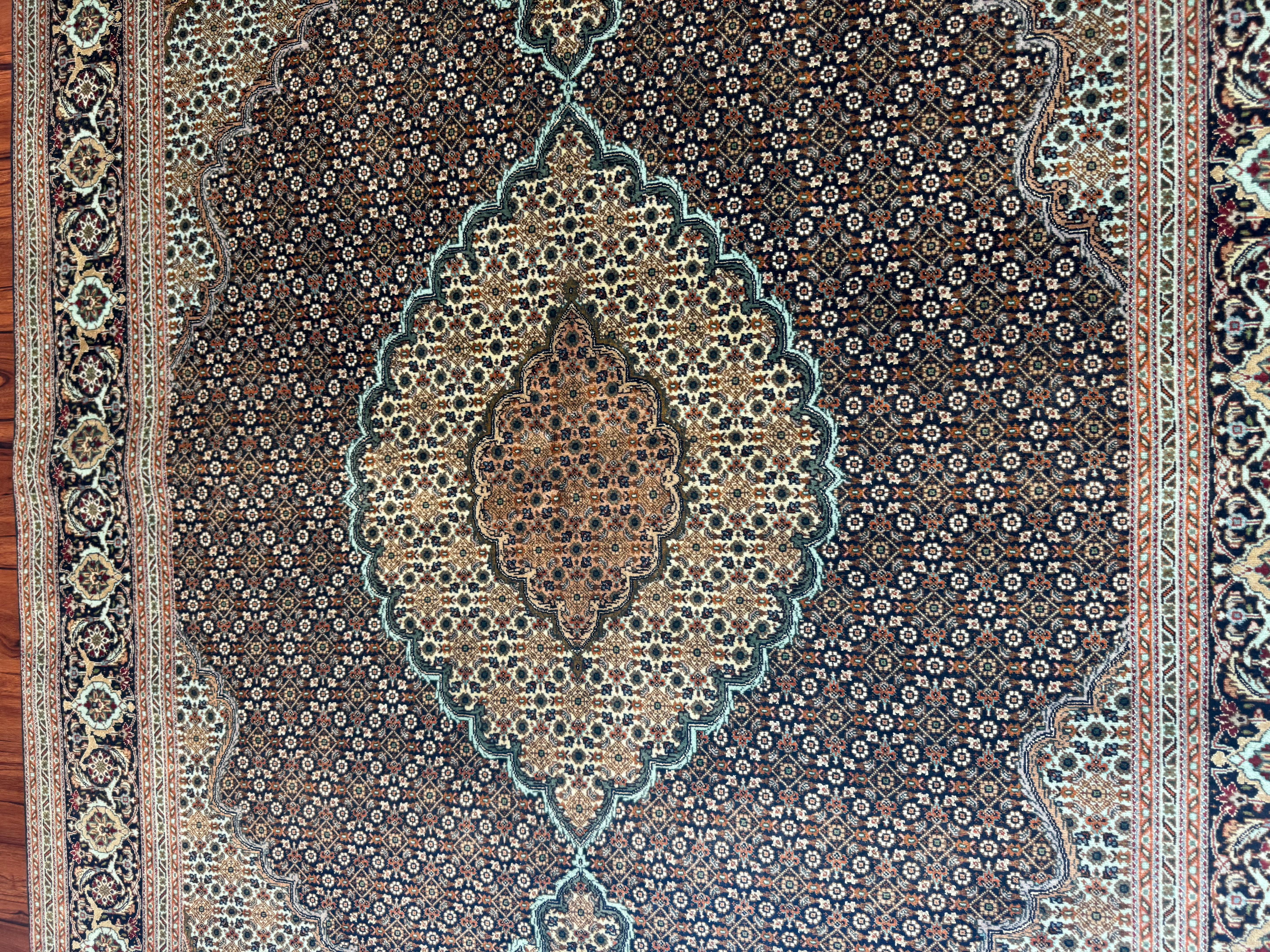 Sehr feiner alter persischer Täbris-Mahi-Teppich  im Angebot 9