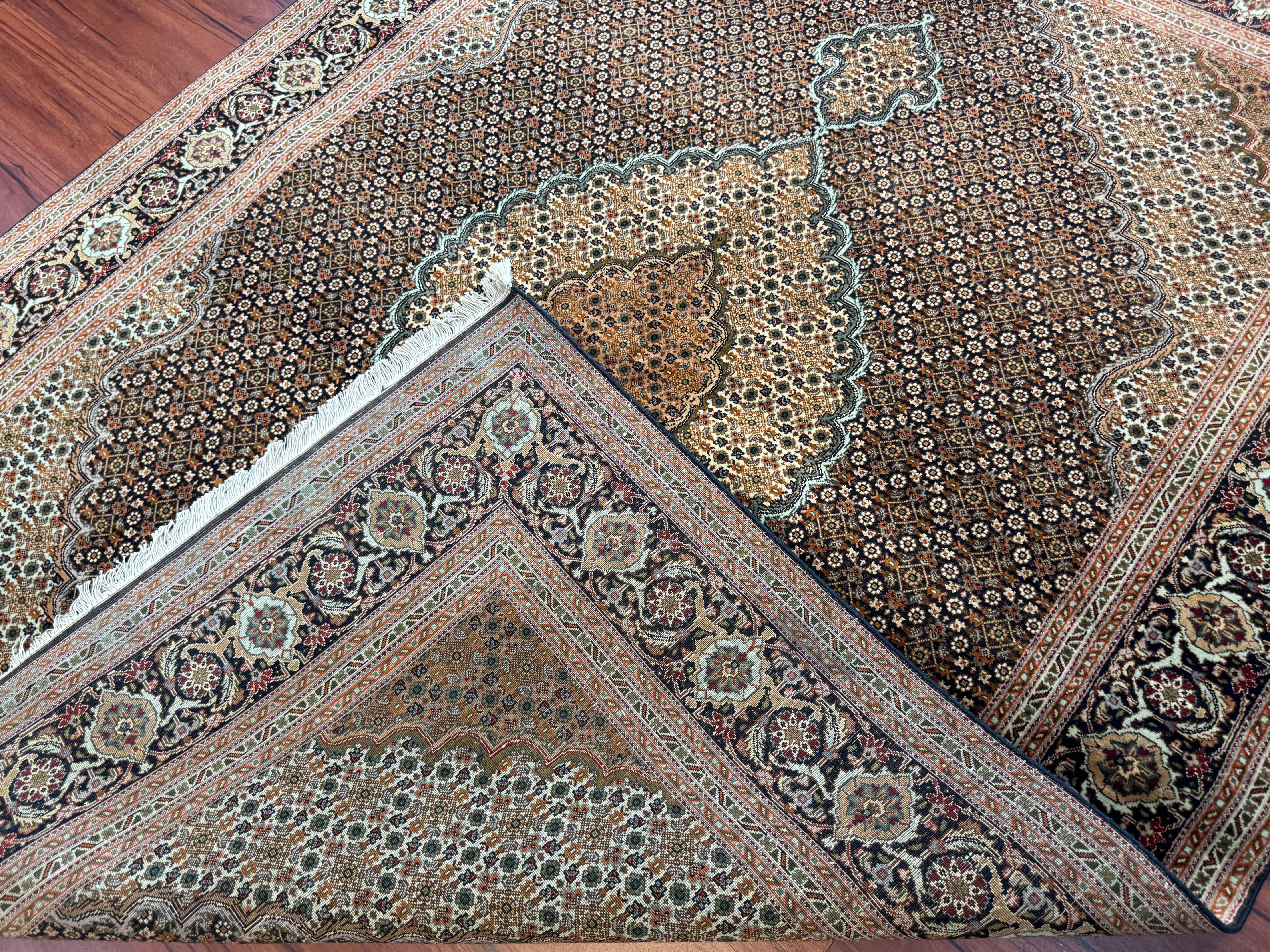 Eine absolut atemberaubende Vintage Persian Tabriz Mahi Teppich, der aus dem Iran in der Mitte des 20. Jahrhunderts stammt. Dieser Teppich ist in ausgezeichnetem Zustand und besteht aus einer Kombination von Wolle, Seide und Baumwolle. Ein