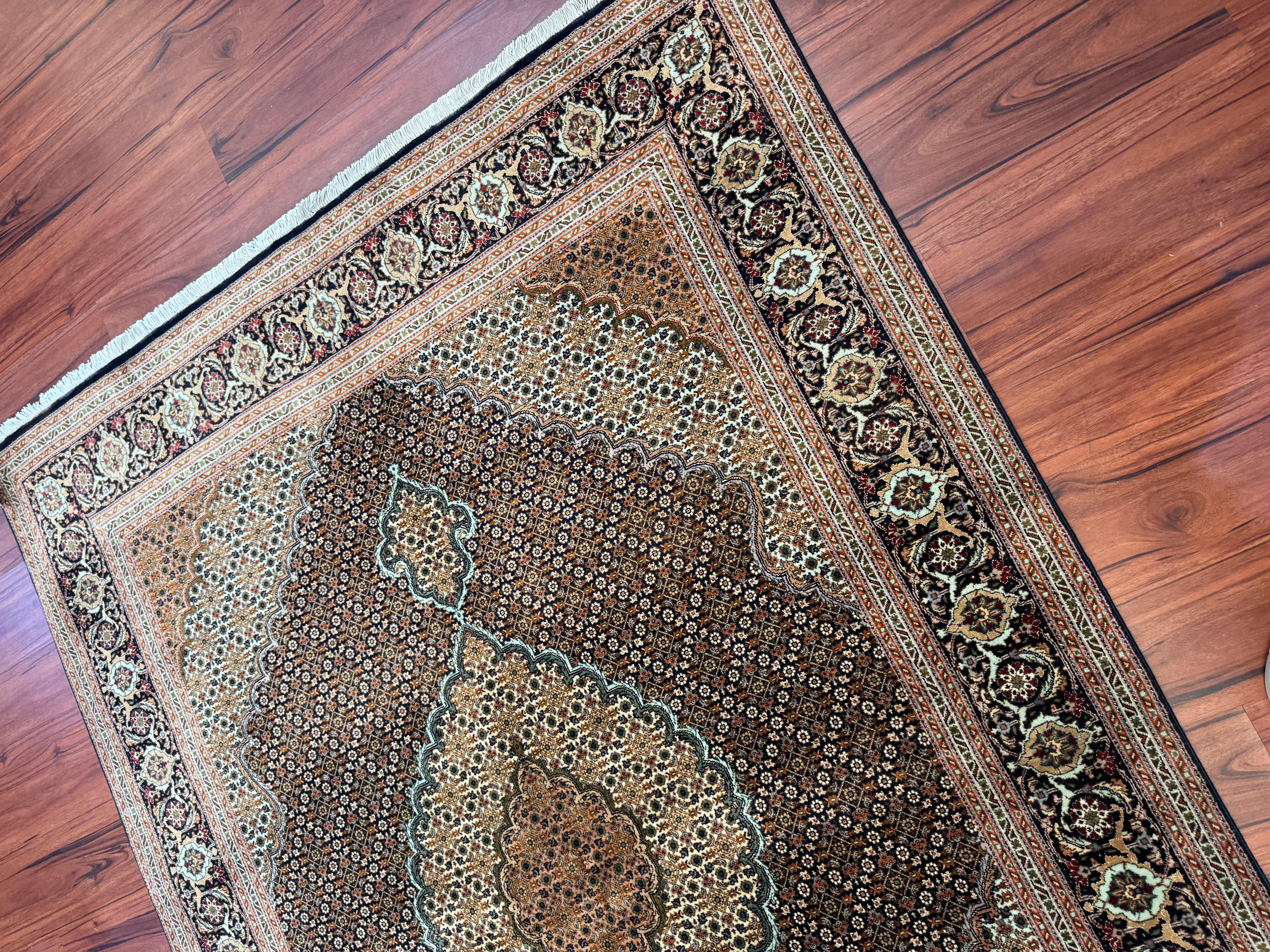 Sehr feiner alter persischer Täbris-Mahi-Teppich  (Persisch) im Angebot