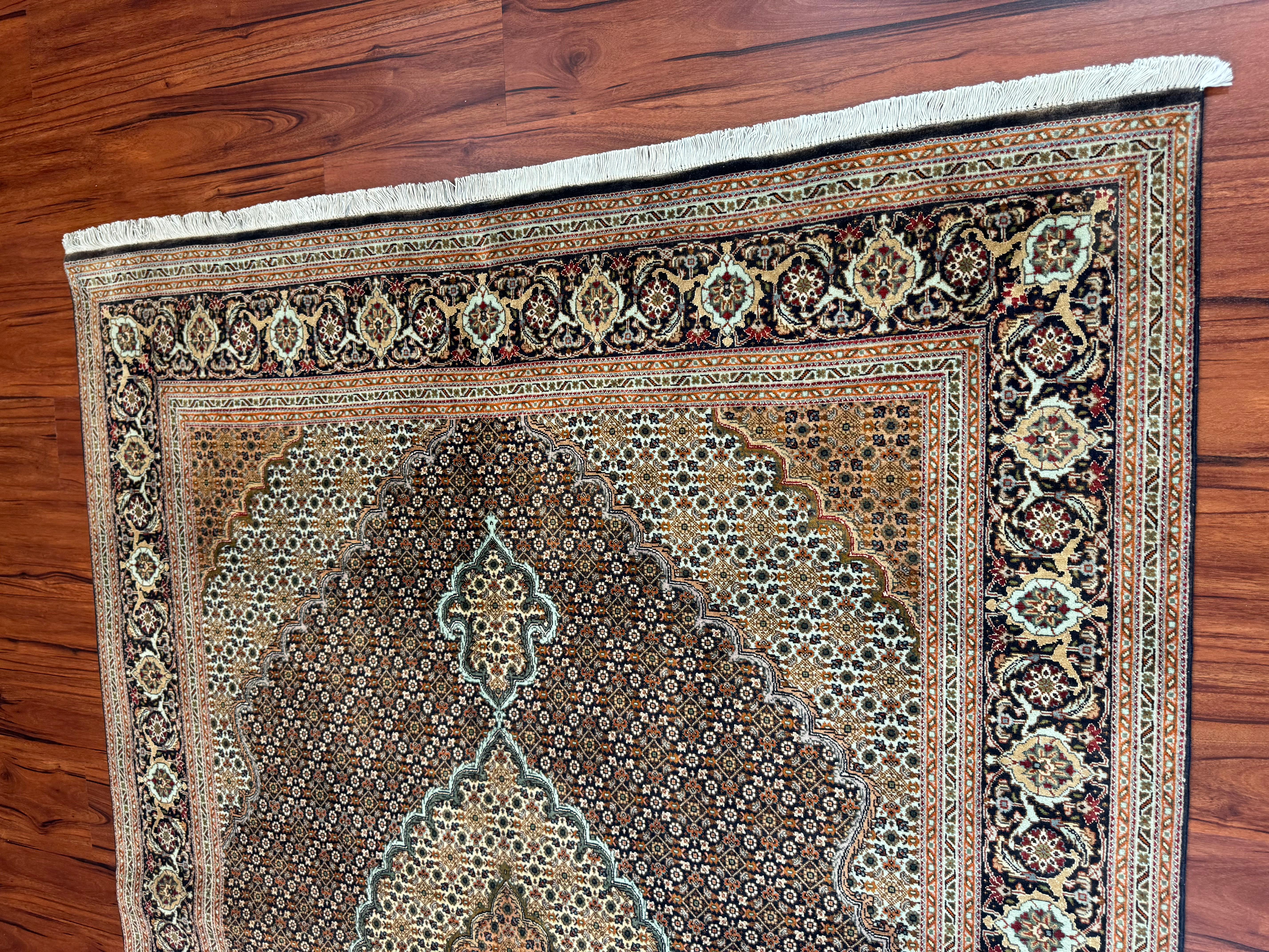 Sehr feiner alter persischer Täbris-Mahi-Teppich  (Handgeknüpft) im Angebot