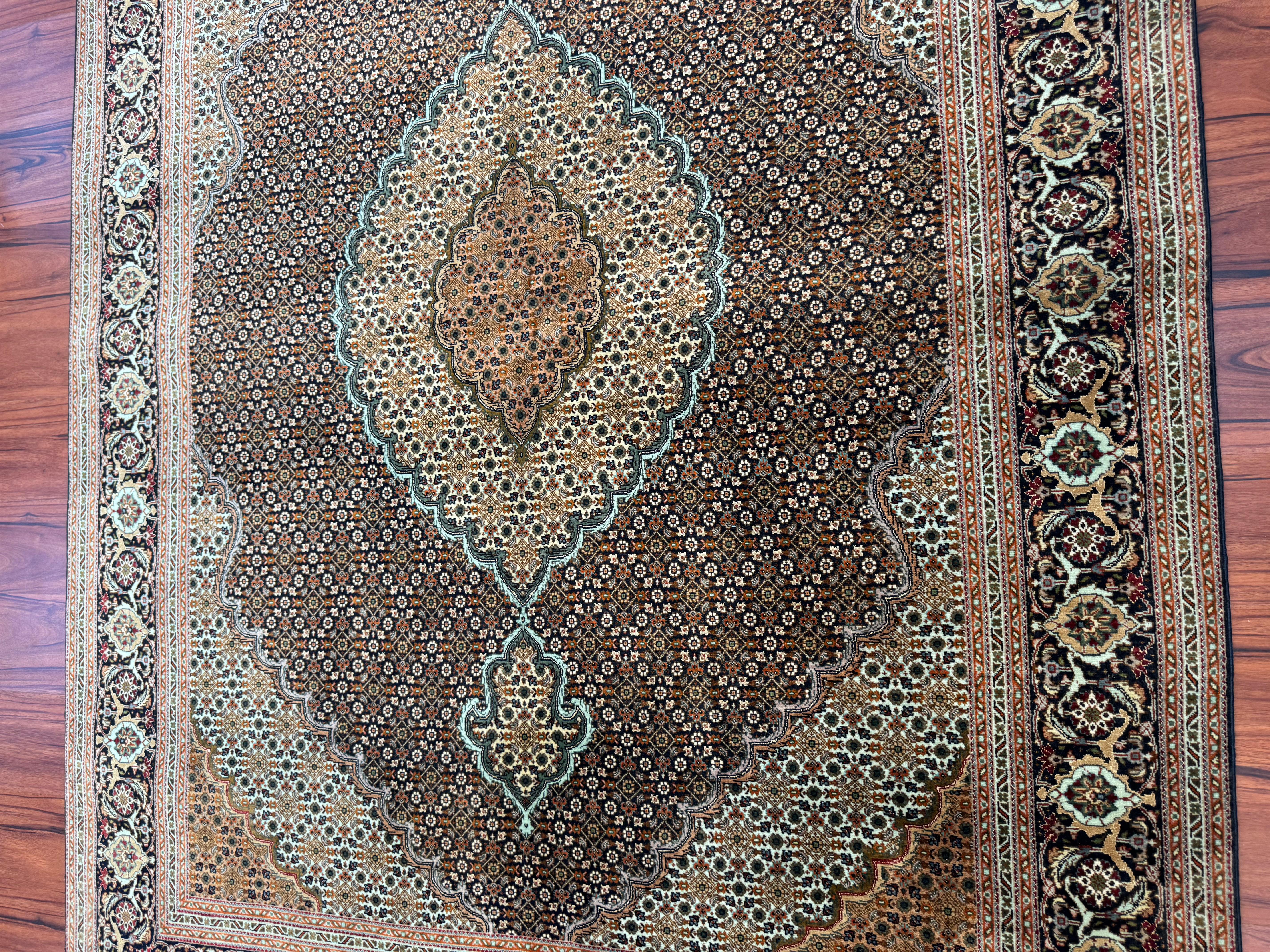 Sehr feiner alter persischer Täbris-Mahi-Teppich  im Zustand „Hervorragend“ im Angebot in Gainesville, VA