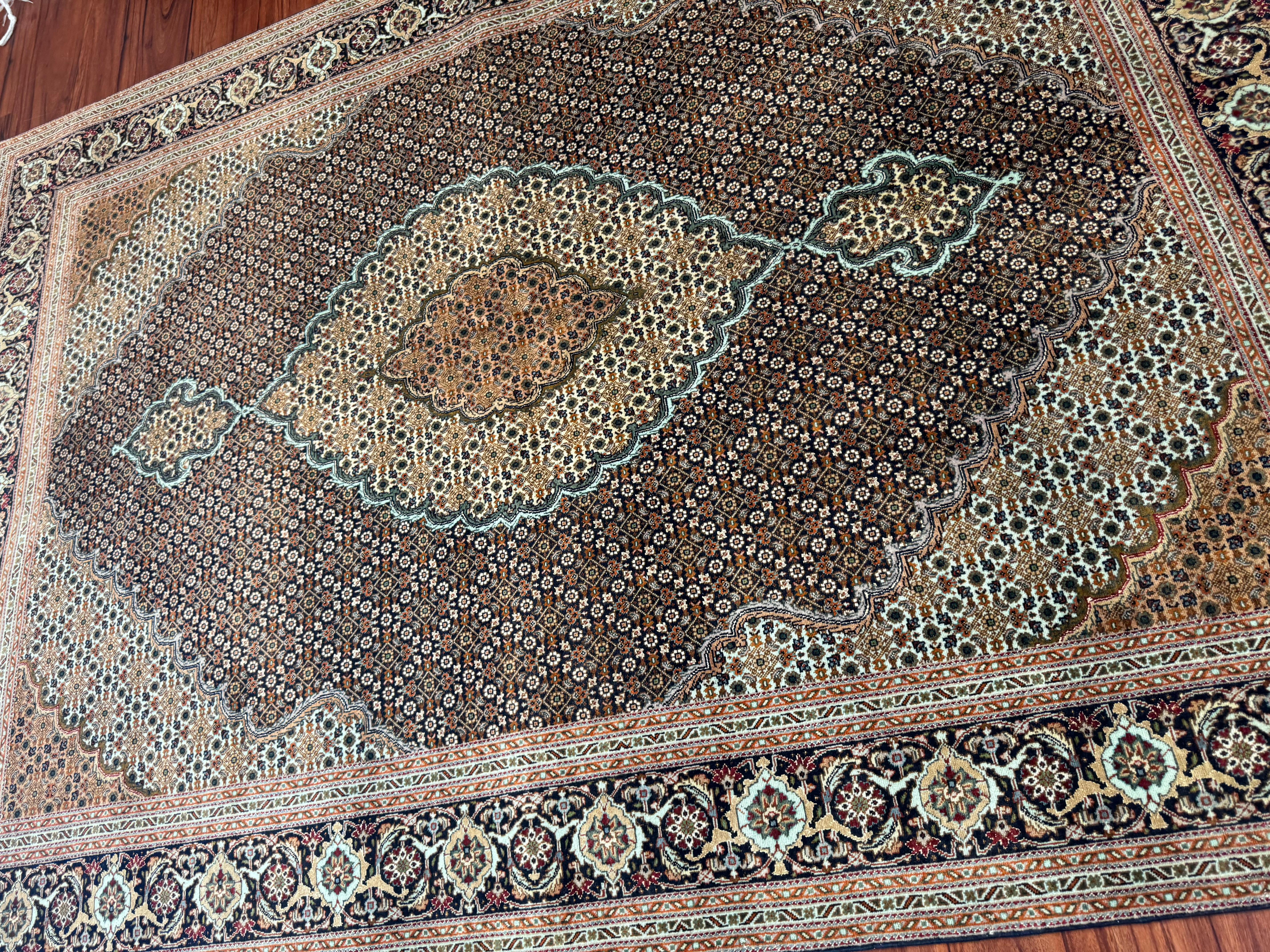 Sehr feiner alter persischer Täbris-Mahi-Teppich (20. Jahrhundert) im Angebot