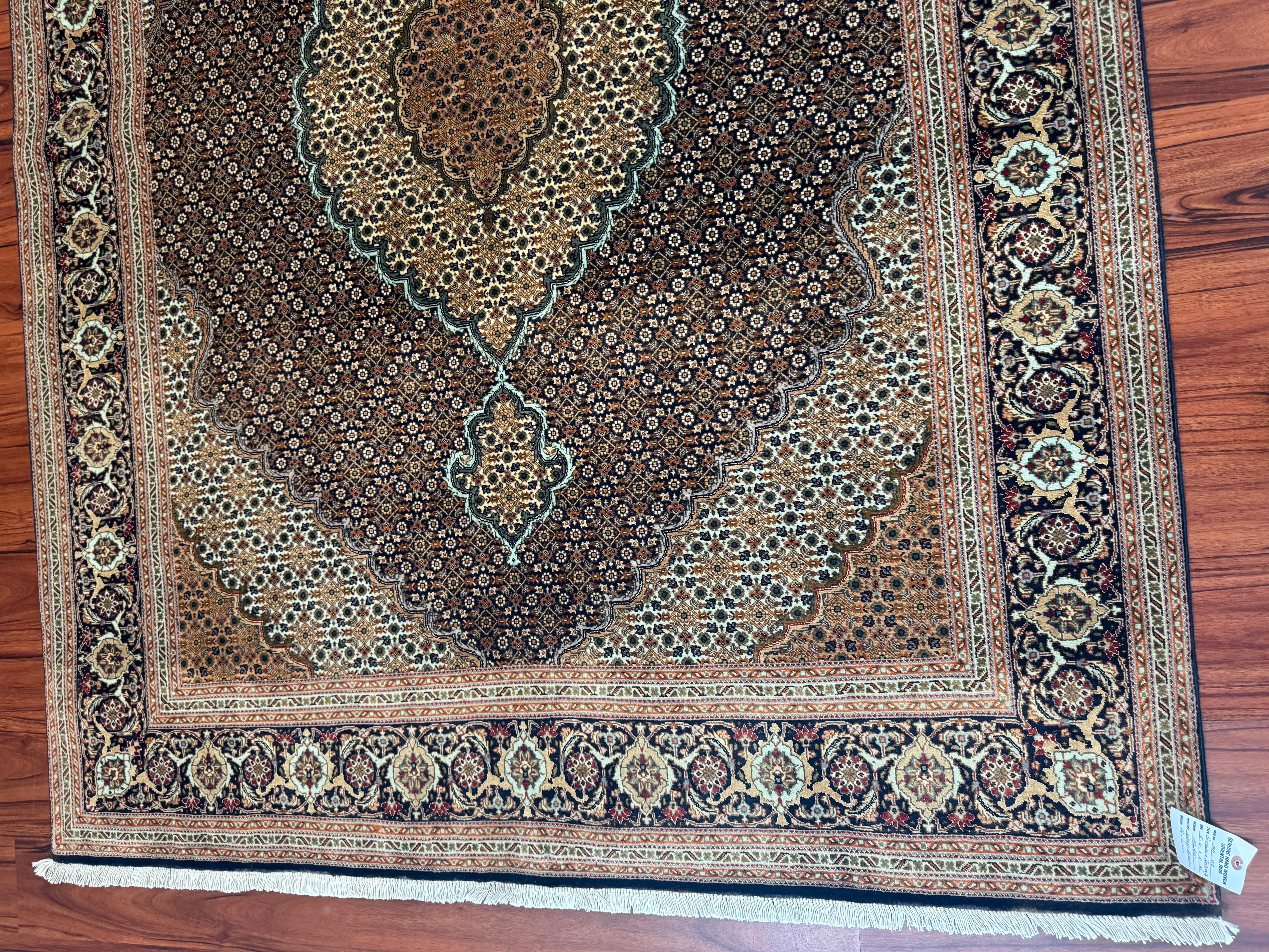 Sehr feiner alter persischer Täbris-Mahi-Teppich  (Seide) im Angebot