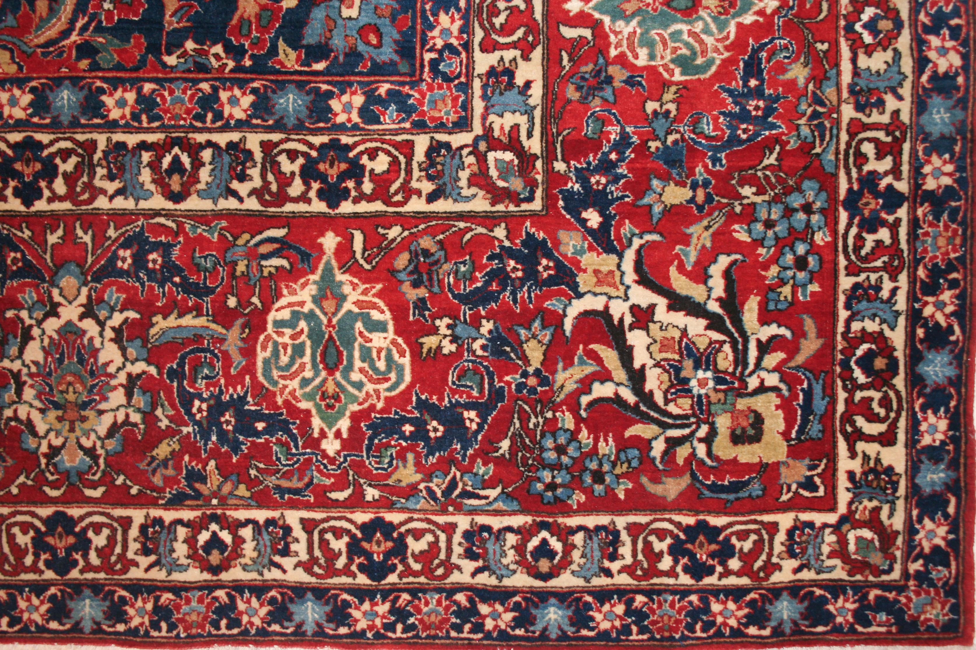 Ein sehr feiner antiker Werkstattteppich aus Isfahan, geknüpft aus Wolle und Seide mit einer sehr hohen Knotendichte. Die hier verwendete Qualität ermöglicht eine äußerst präzise Wiedergabe des Medaillon- und Zwickelmusters. Der weiße Hintergrund