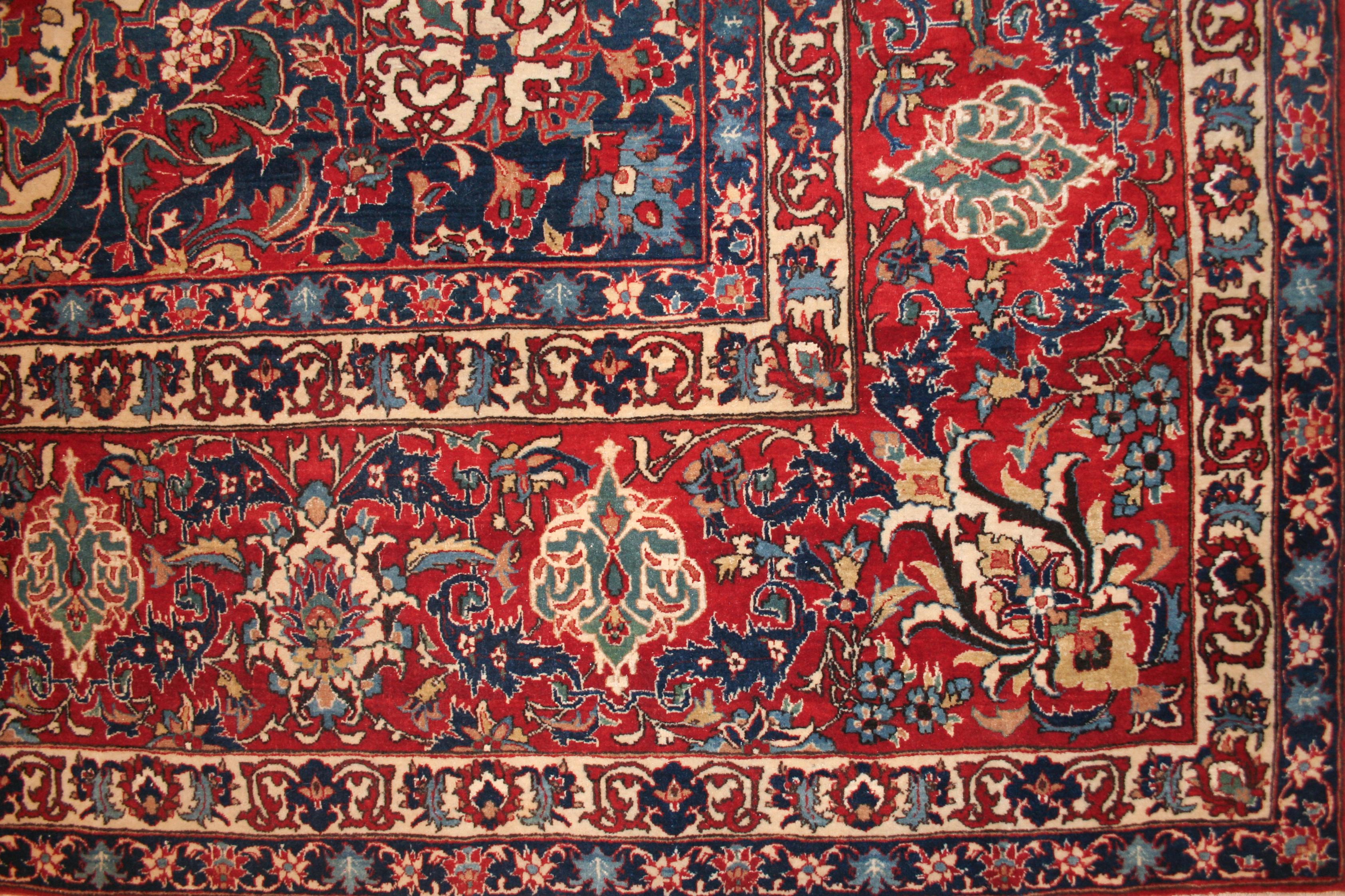 Sehr feiner antiker Isfahan-Teppich aus Wolle und Seide mit weißem Hintergrund (Islamisch) im Angebot