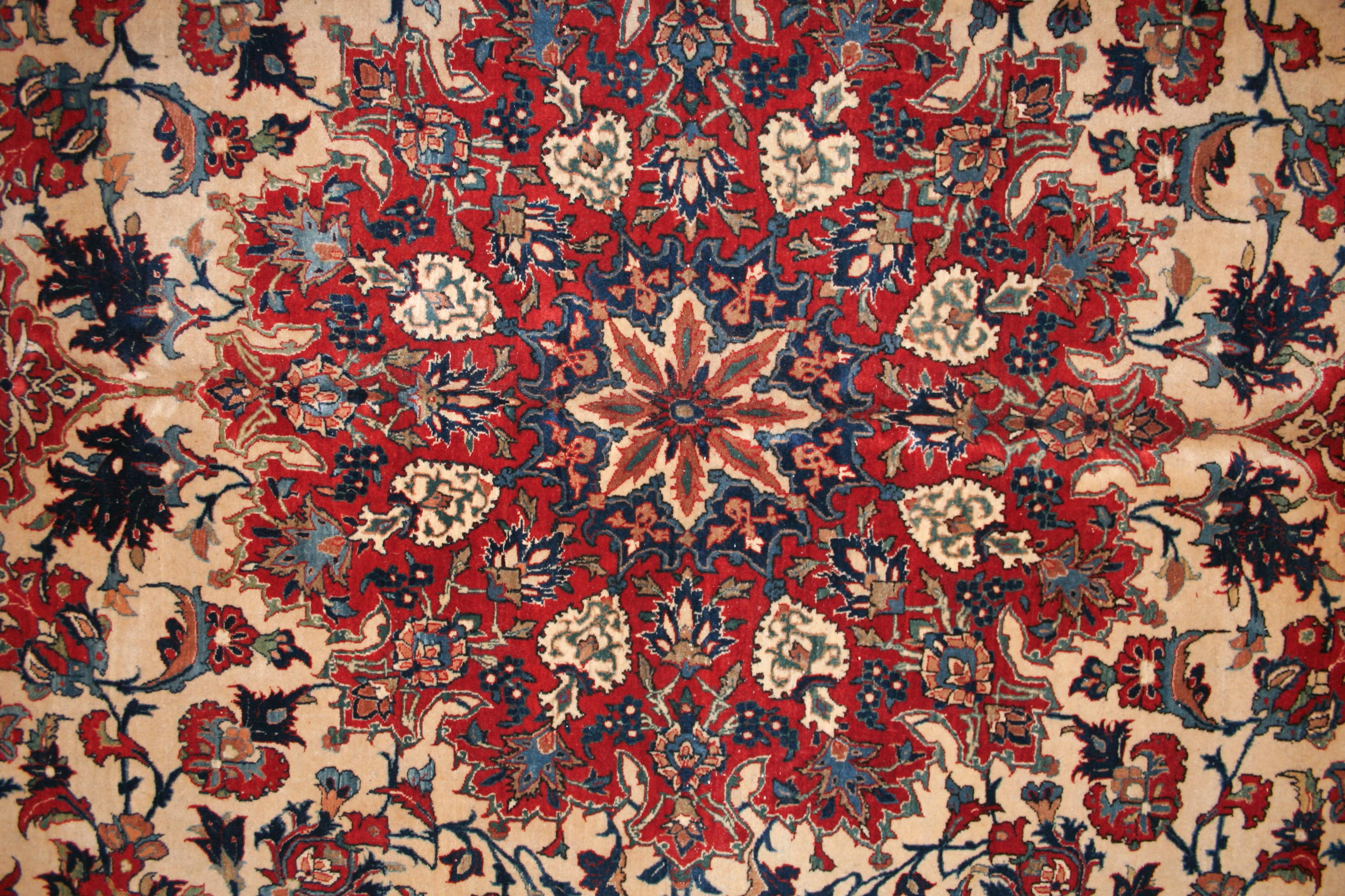 Sehr feiner antiker Isfahan-Teppich aus Wolle und Seide mit weißem Hintergrund (Aserbaidschanisch) im Angebot