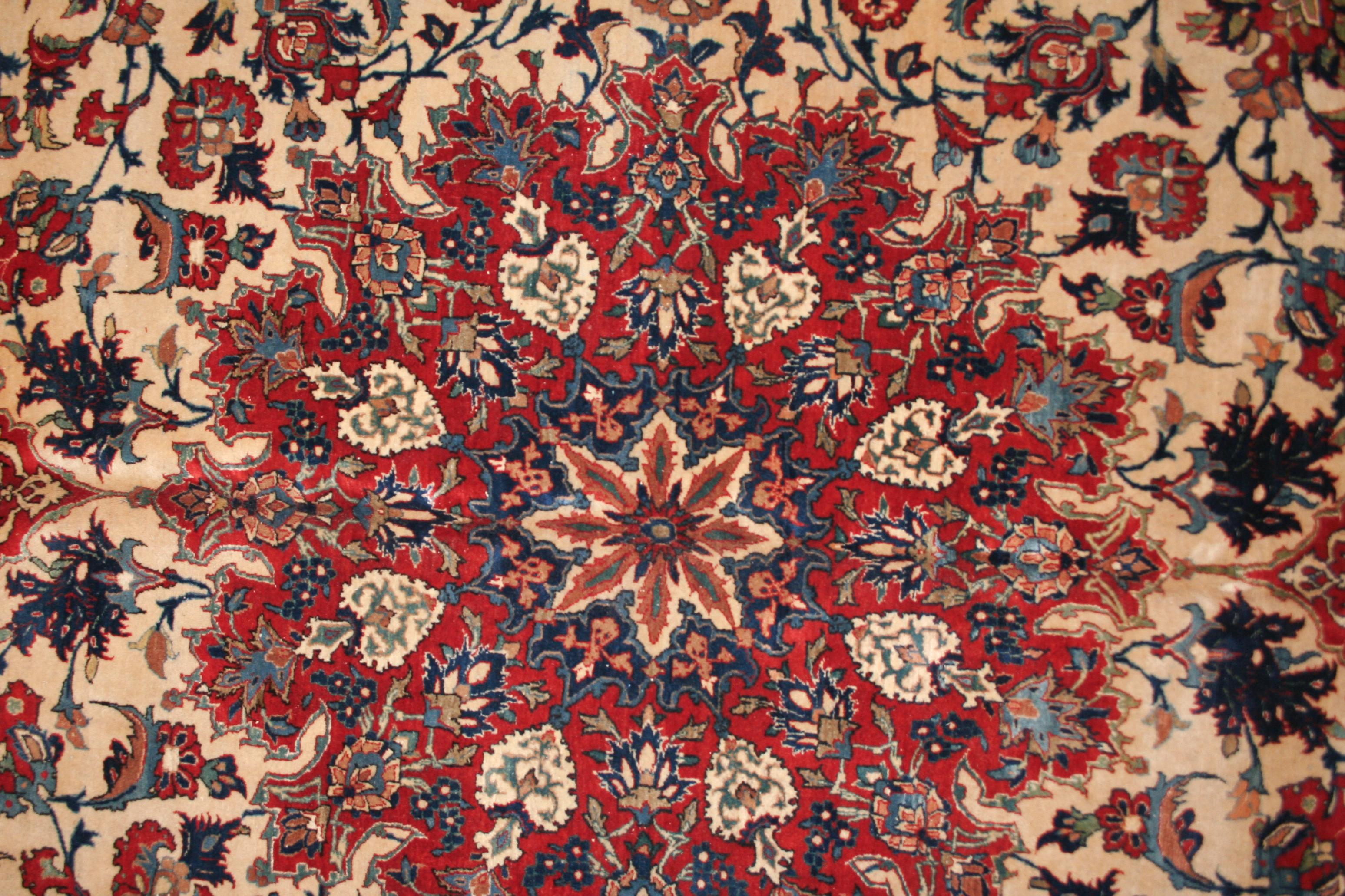 Sehr feiner antiker Isfahan-Teppich aus Wolle und Seide mit weißem Hintergrund (Handgeknüpft) im Angebot