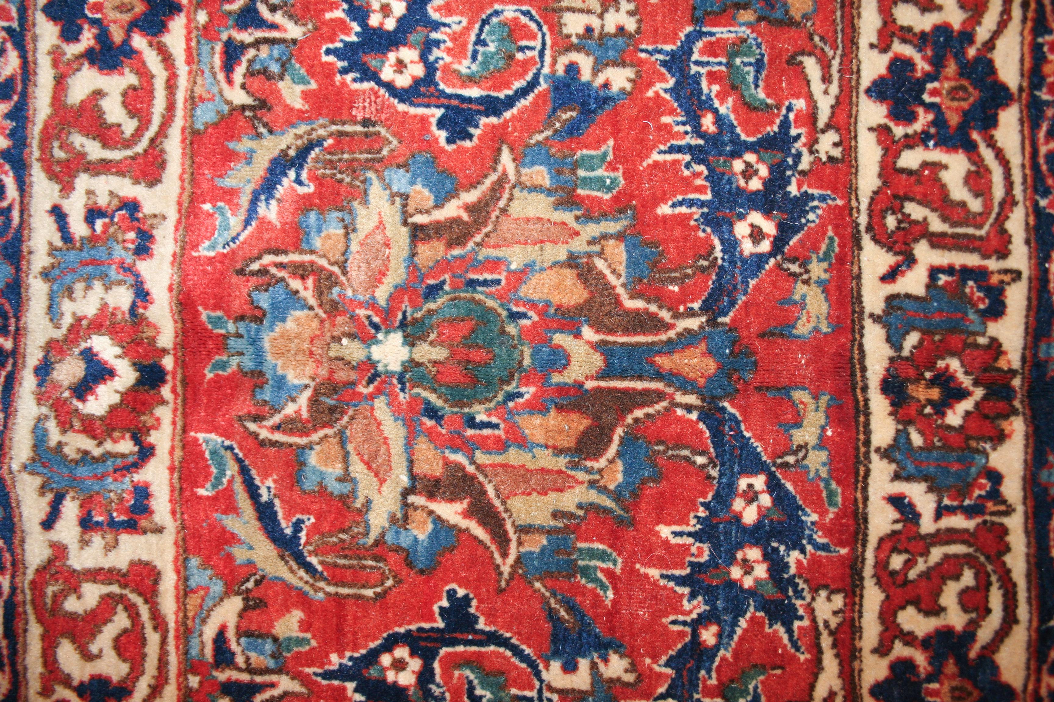 Sehr feiner antiker Isfahan-Teppich aus Wolle und Seide mit weißem Hintergrund im Zustand „Hervorragend“ im Angebot in Milan, IT